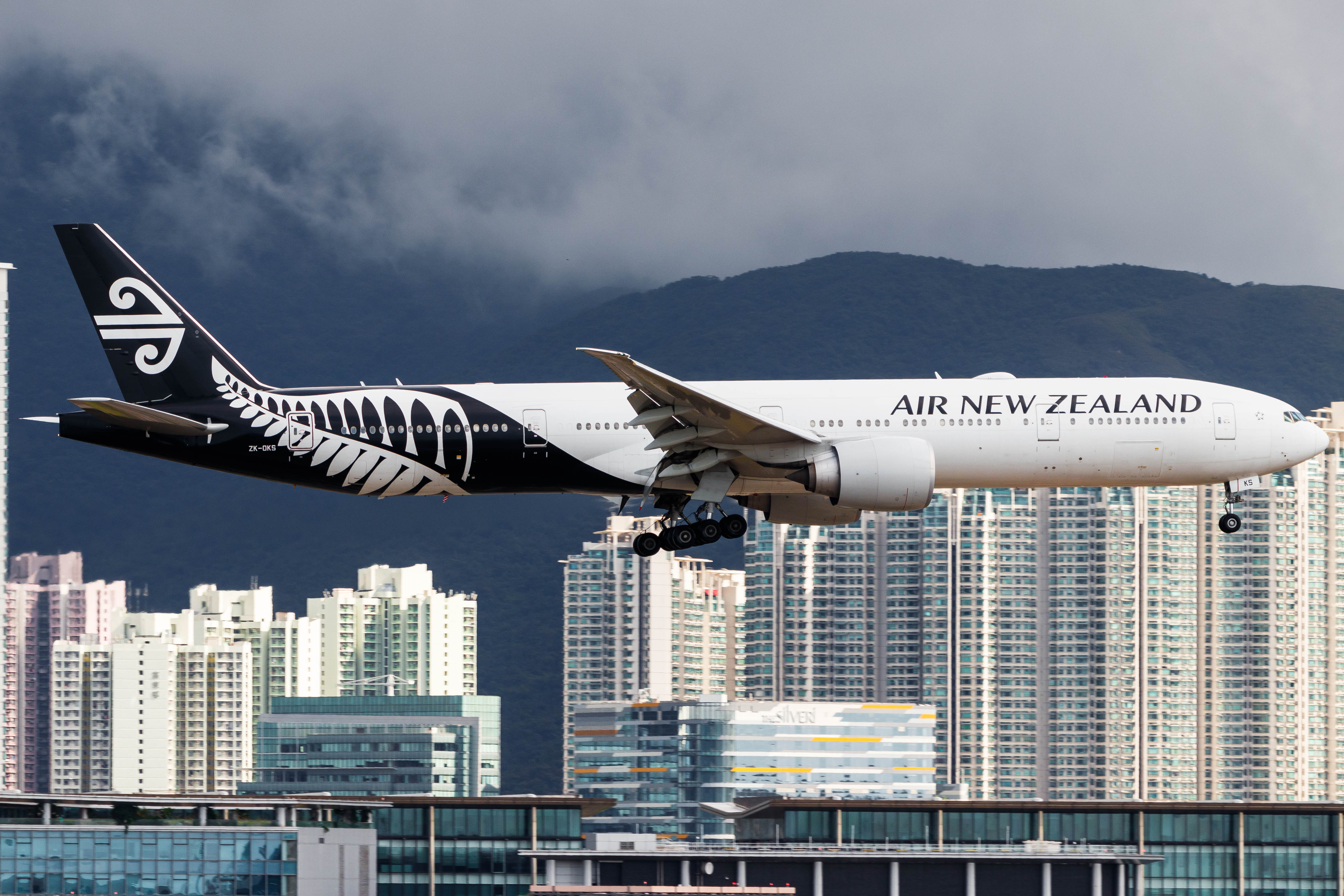 Full size: Air New Zealand Boeing 777-300ER ZK-OKS at Hong Kong International Airport