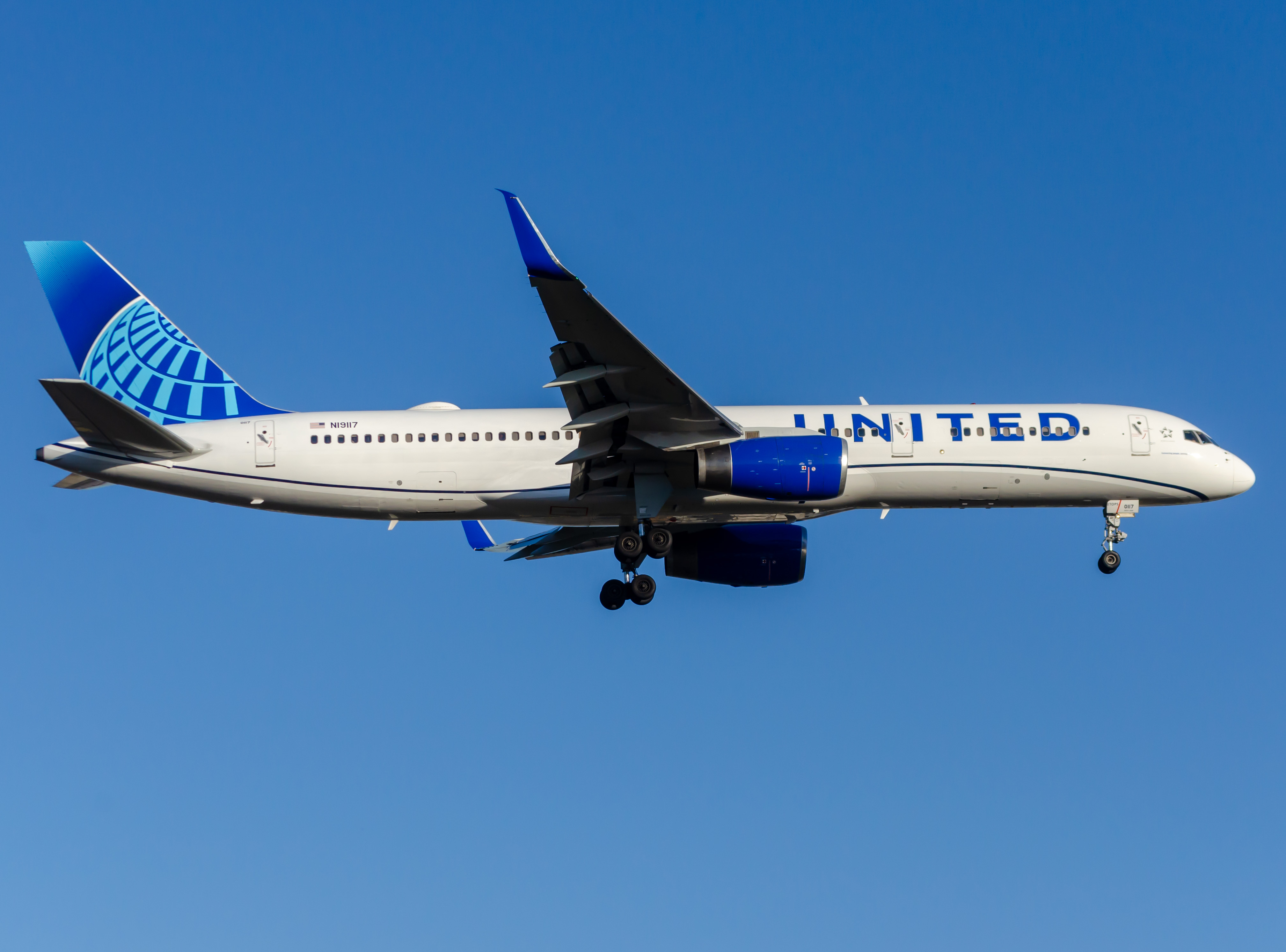Full size: United Airlines Boeing 757-200 N19117 at Newark Liberty International Airport