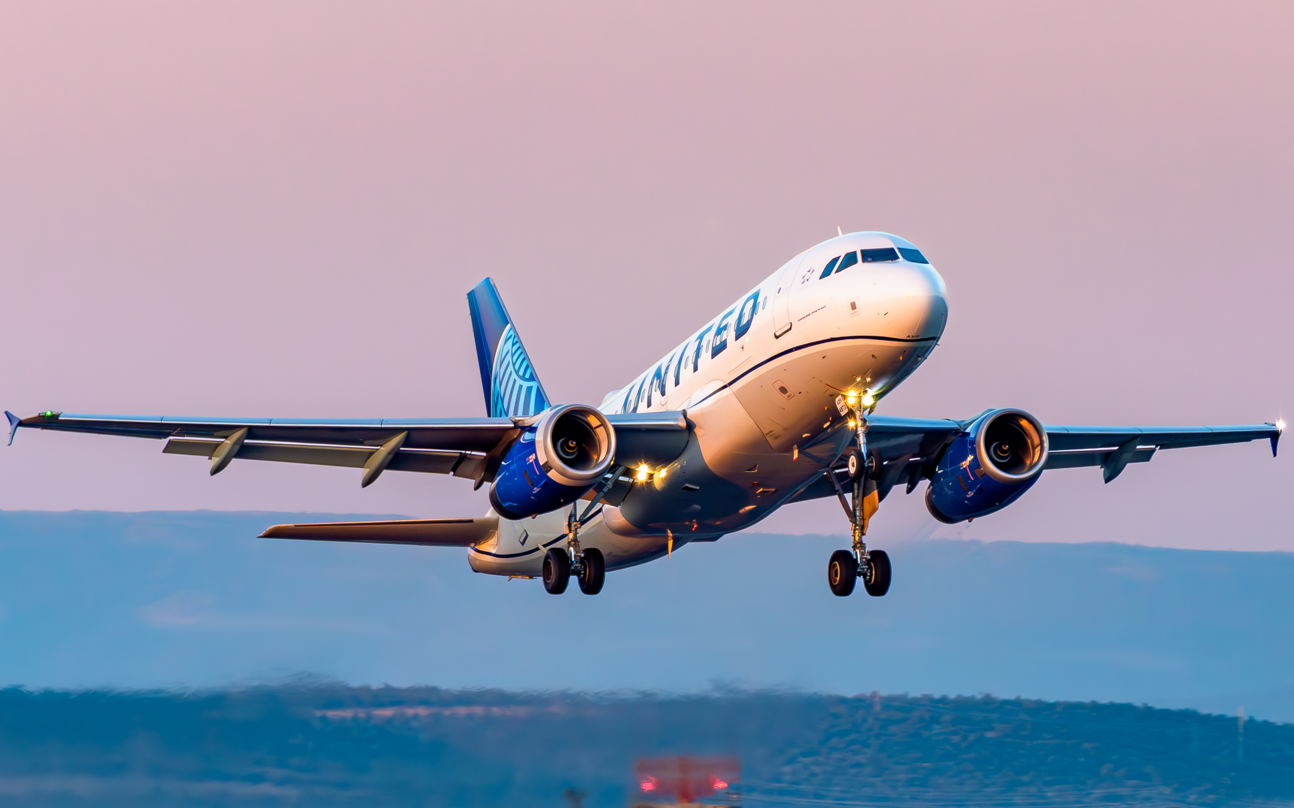 Full size: United Airlines Airbus A319 N873UA at Roberts Field Airport