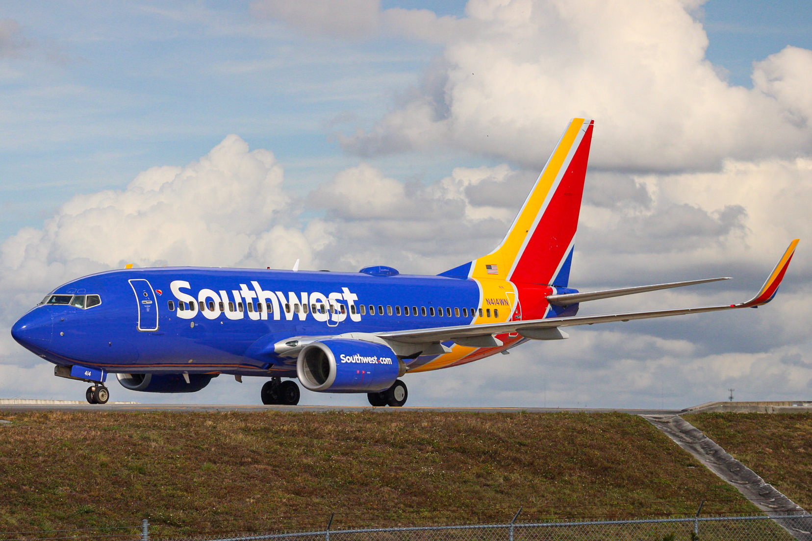 Full size: Southwest Airlines Boeing 737-700 N414WN at Orlando International Airport