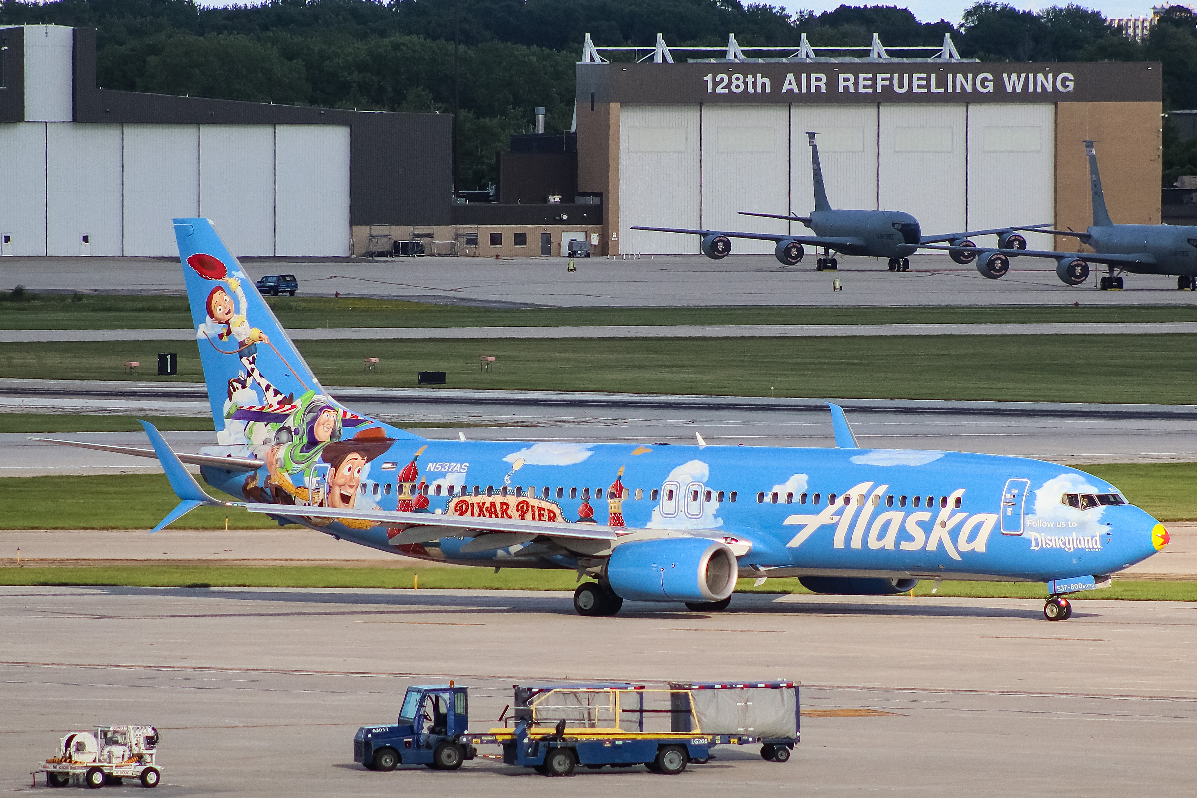 Full size: Alaska Airlines Boeing 737-800 N537AS at General Mitchell International Airport