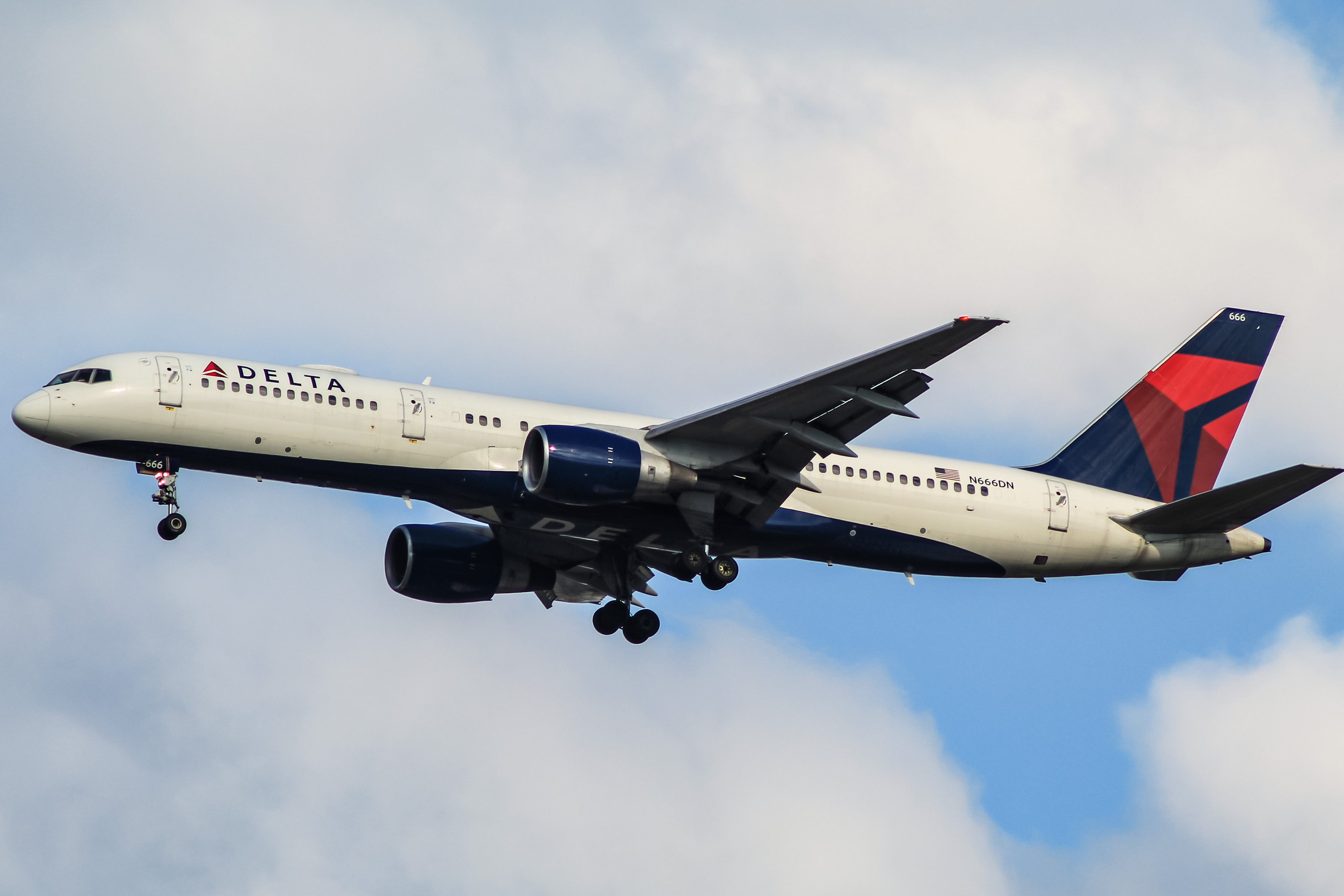 Full size: Delta Airlines Boeing 757-200 N666DN at Washington Dulles International Airport