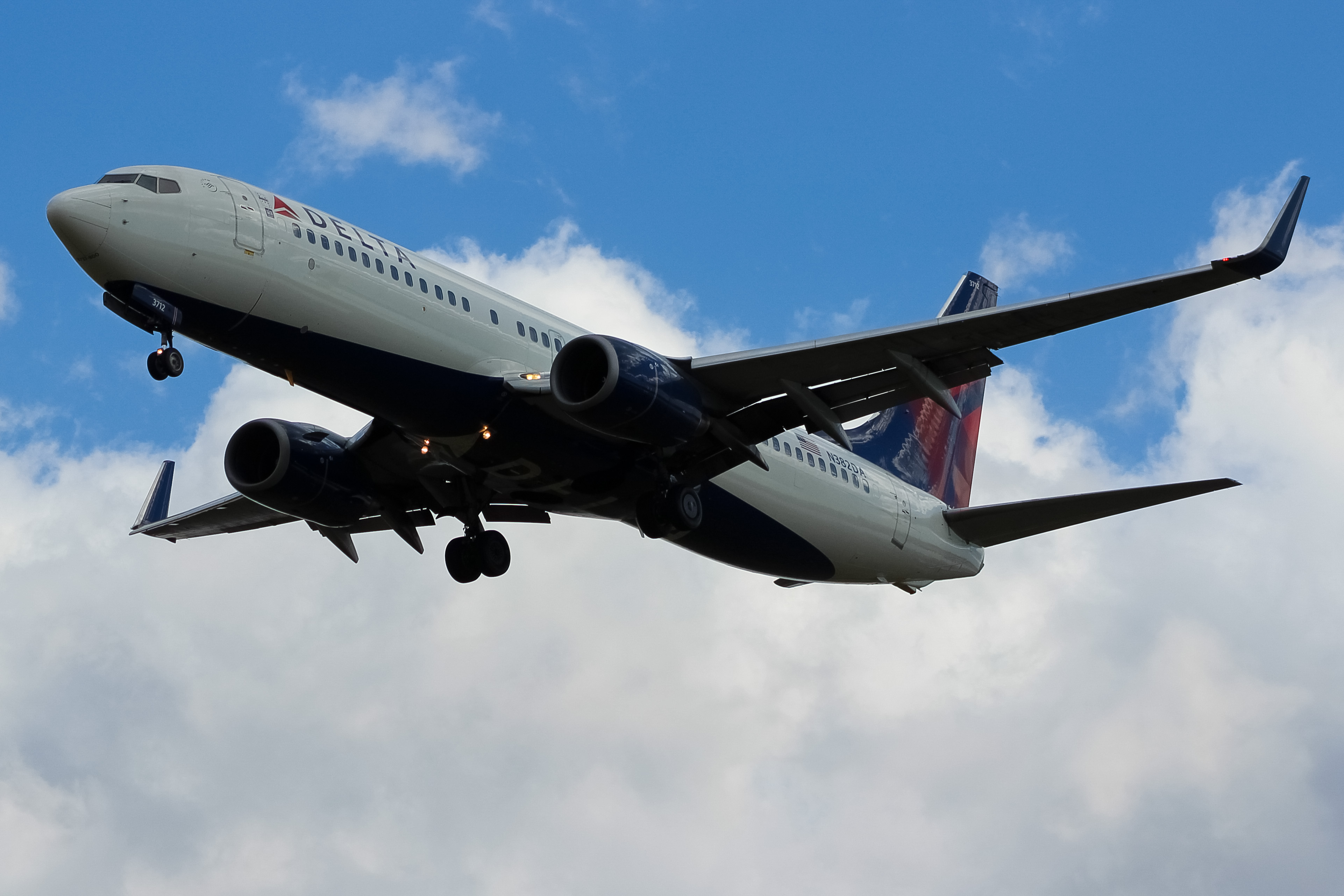 Full size: Delta Airlines Boeing 737-800 N328DA at Cincinnati/Northern Kentucky International Airport
