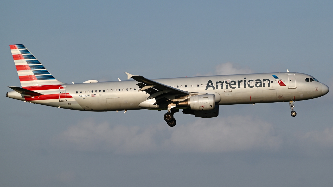 Full size: American Airlines Airbus A321-200 N196UW at Dallas-Fort Worth International Airport