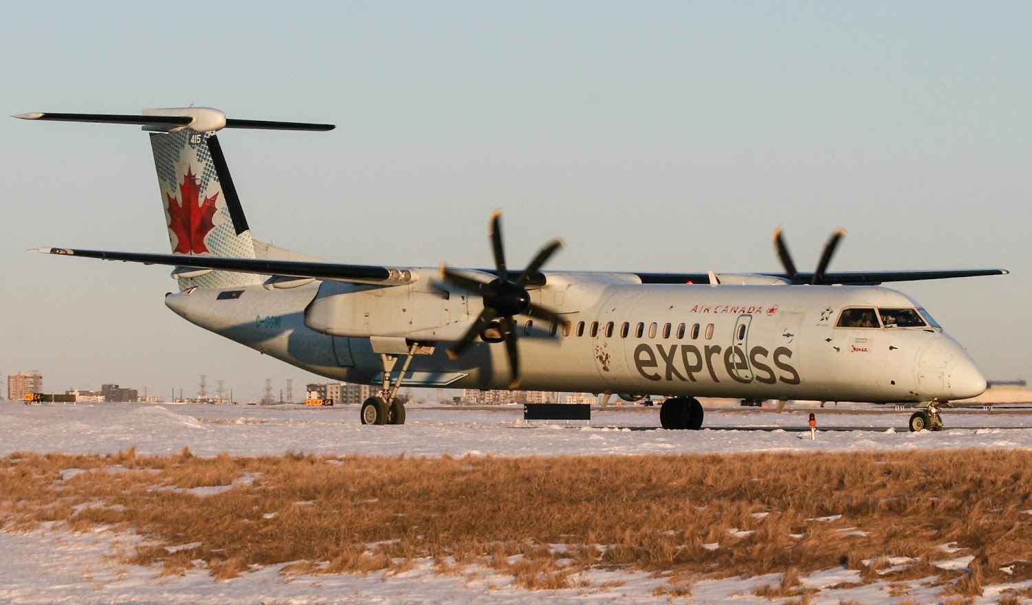 Full size: Air Canada Express De Havilland Dash-8 q400 C-GGMI at Lester B Pearson International Airport