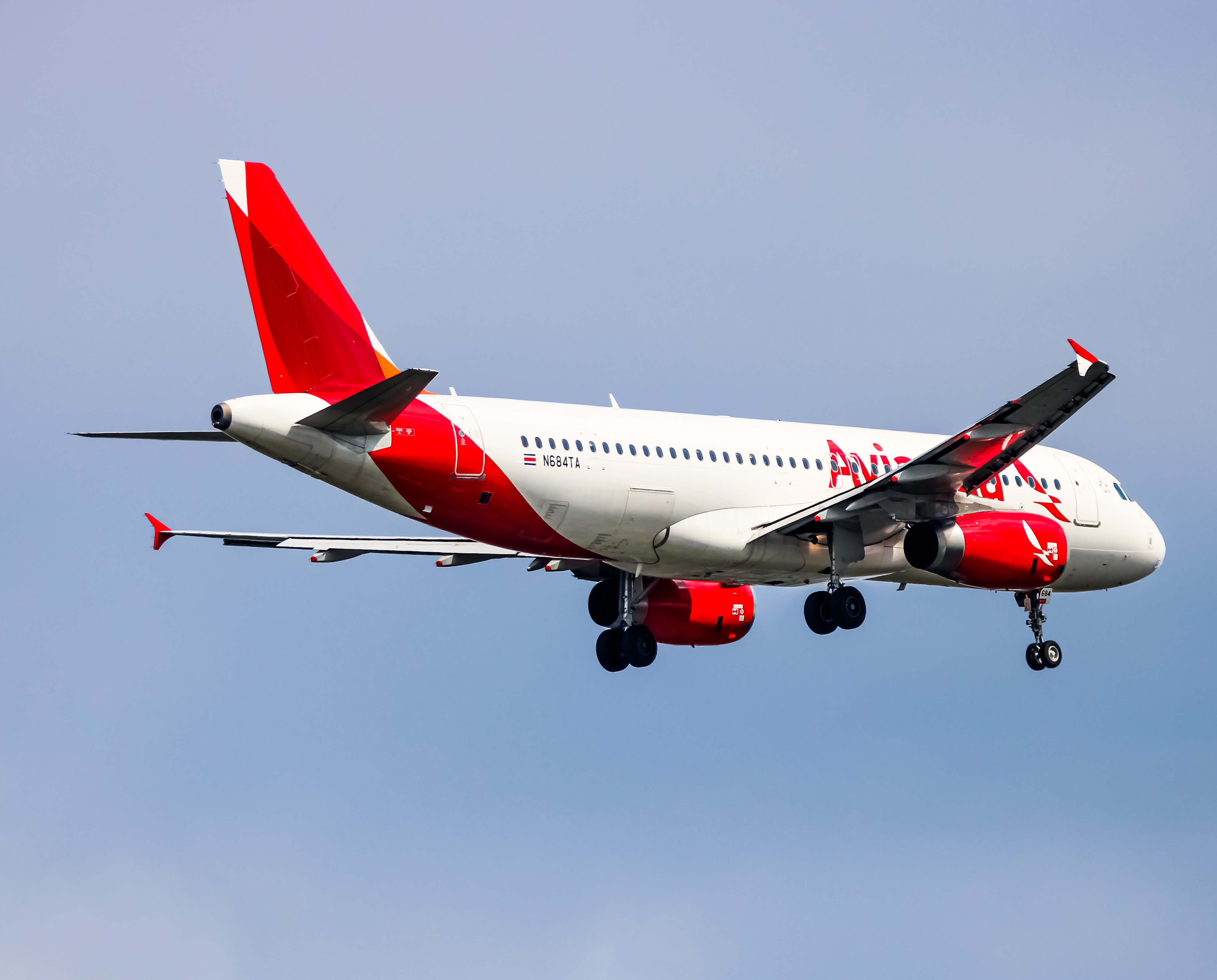 Full size: Avianca Airbus A320 N684TA at Washington Dulles International Airport