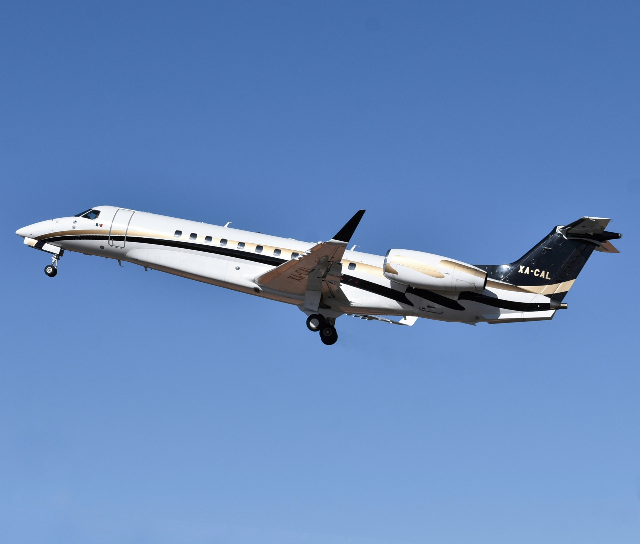 Full size: PRIVATE Embrear Legacy 600 XA-CAL at Aeropuerto de Cabo San Lucas Internacional