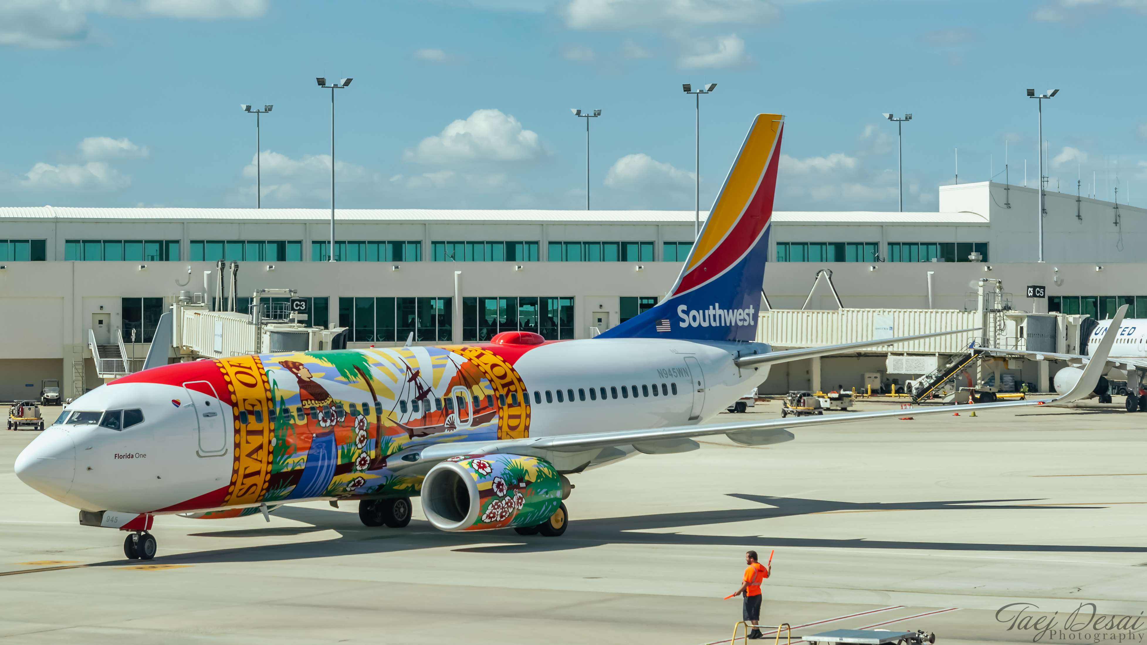 Full size: Southwest Airlines  Boeing 737-700 N945WN at Southwest Florida International Airport