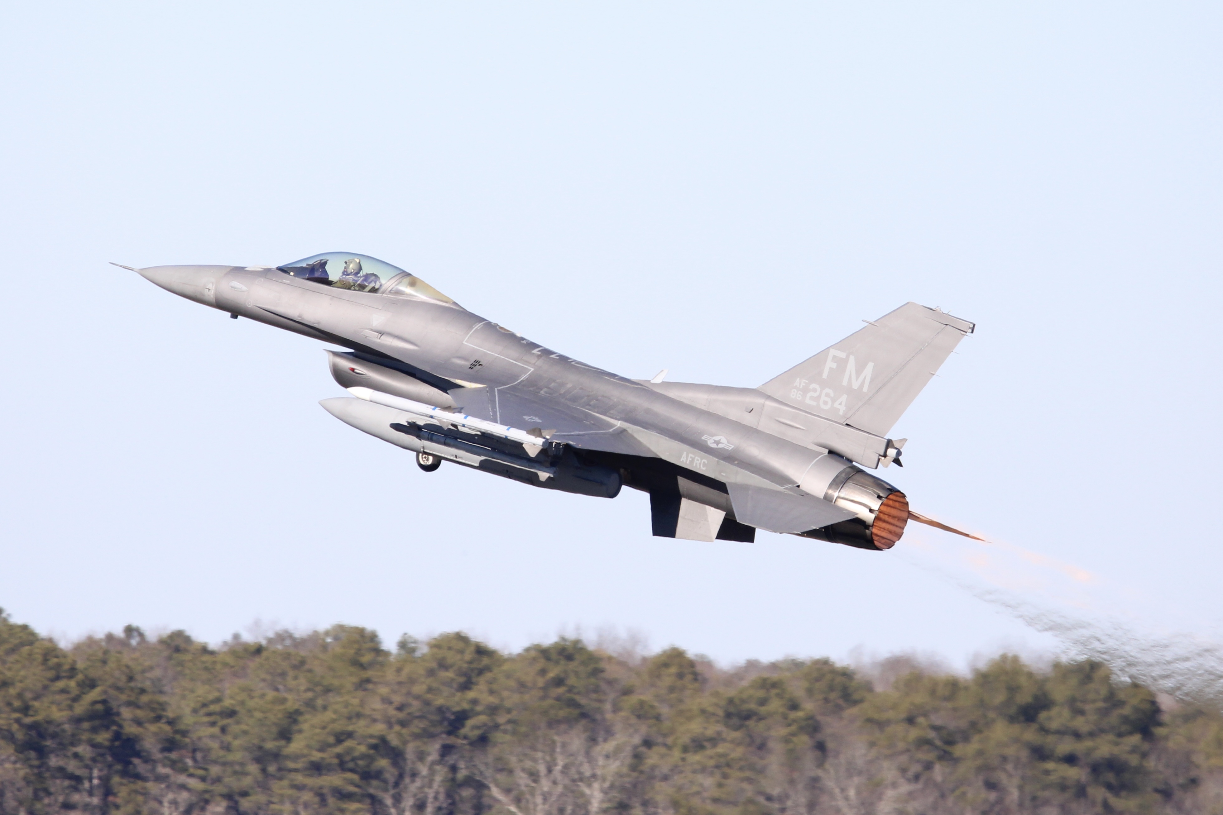 Full size: USAF - United States Air Force General Dynamics F-16 Fighting Falcon 86-0264 at Atlantic City International Airport