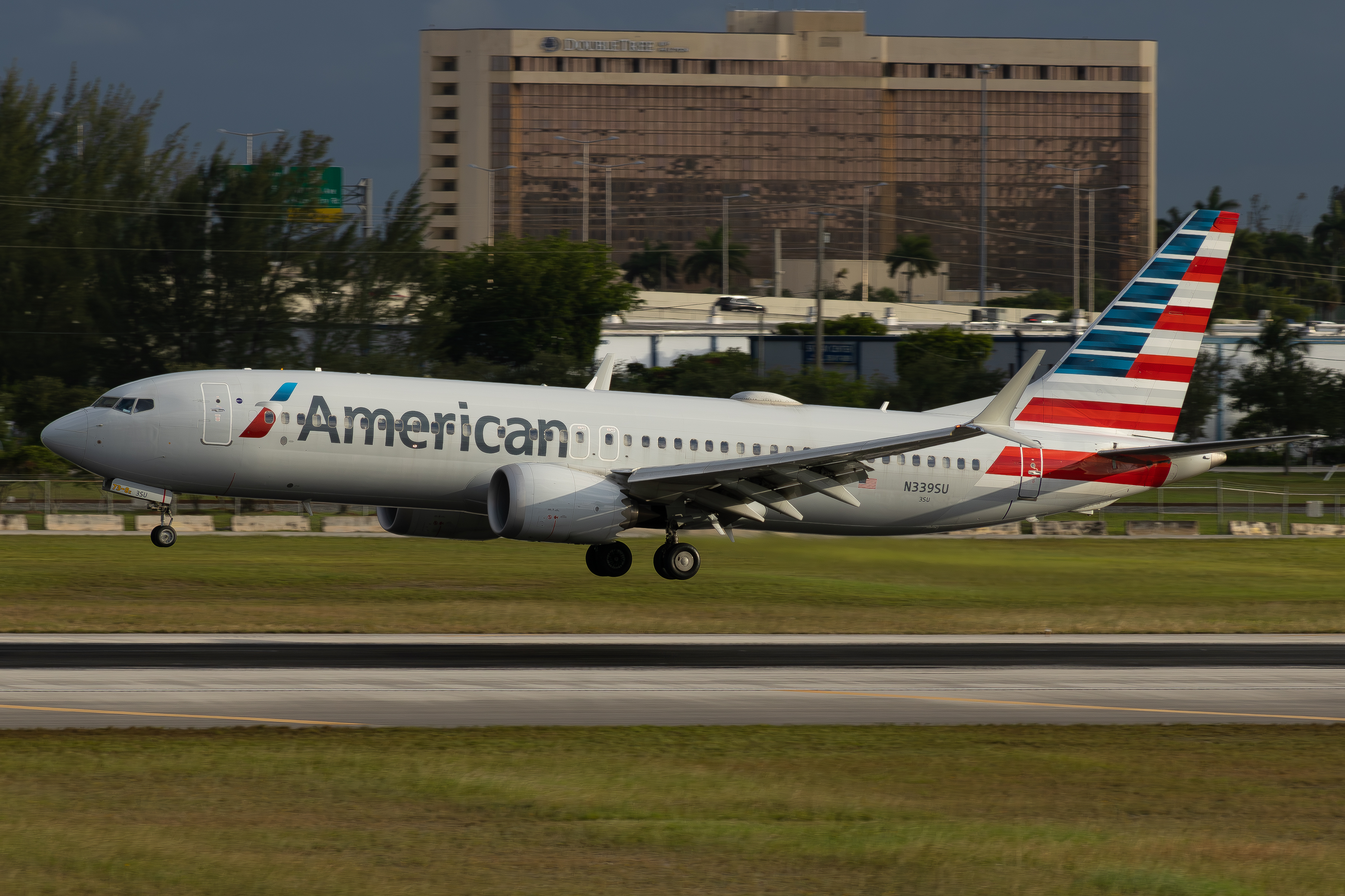 Full size: American Airlines Boeing 737 MAX 8 N339SU at Miami International Airport