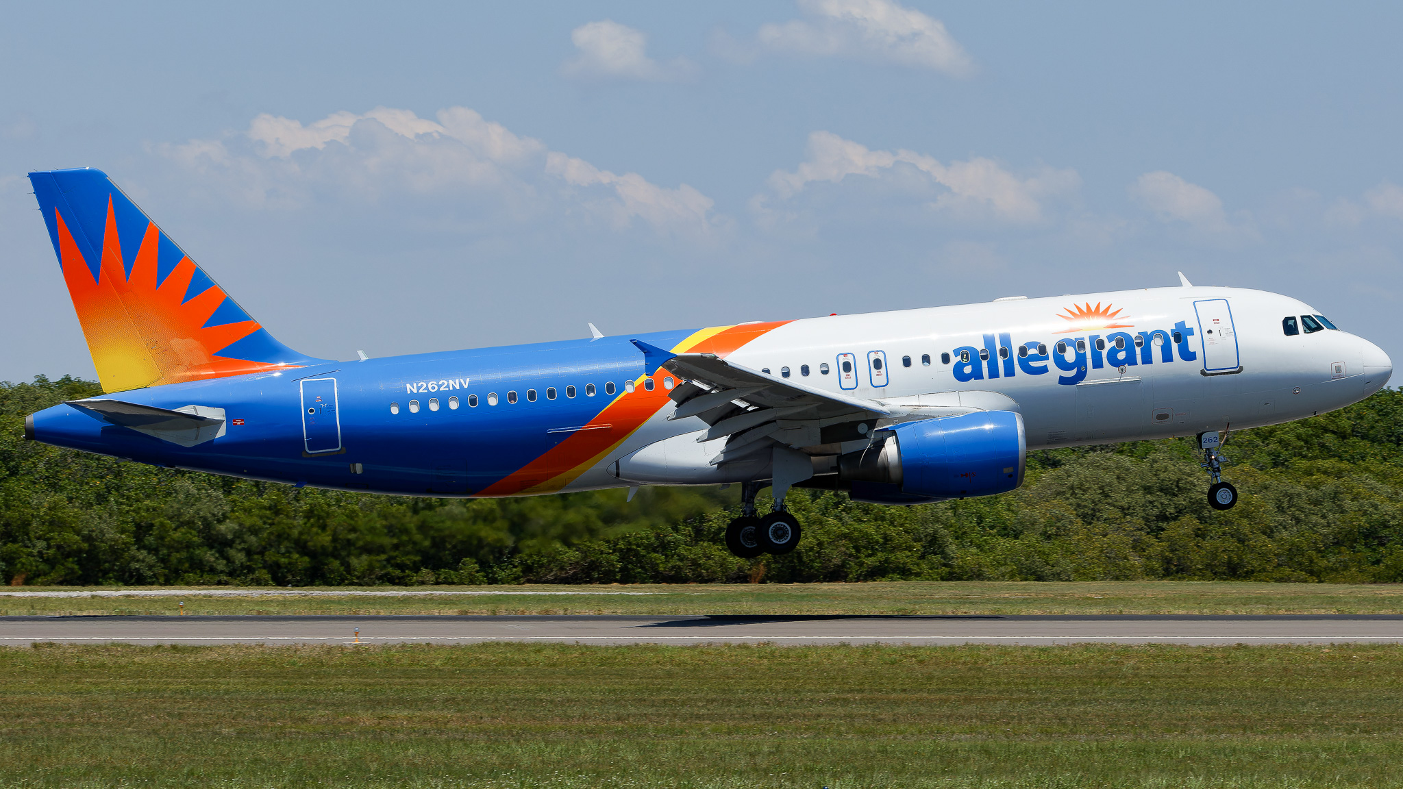Full size: Allegiant Air Airbus A320 N262NV at St. Petersburg Clearwater International Airport