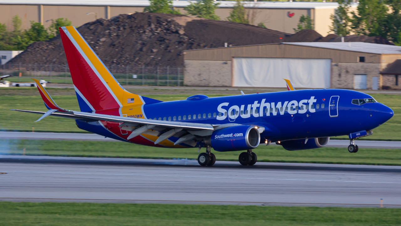 Full size: Southwest Airlines Boeing 737-700 N960WN at John Glenn Columbus International Airport