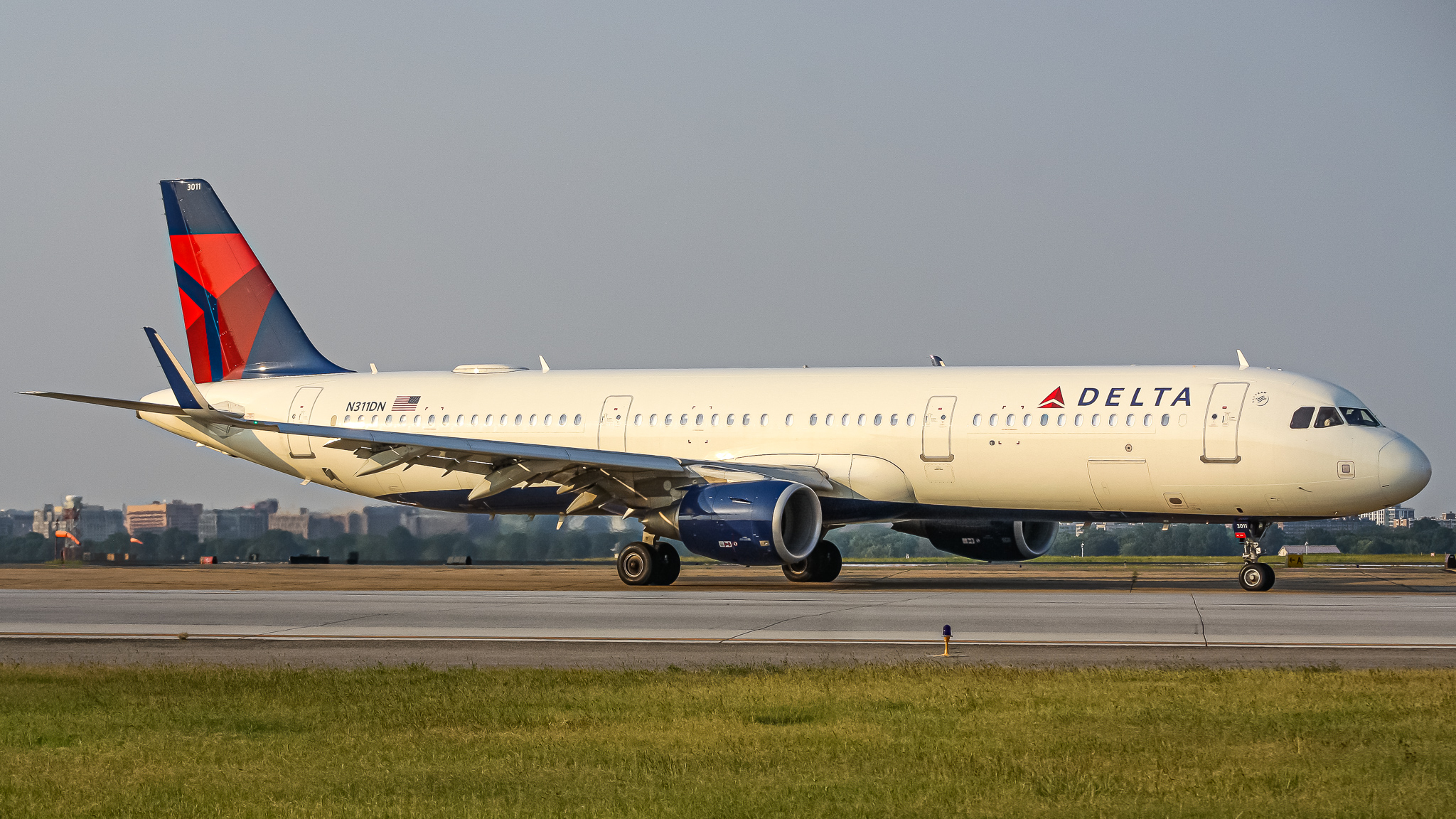 Full size: Delta Airlines Airbus A321-200 N311DN at Ronald Reagan National Airport