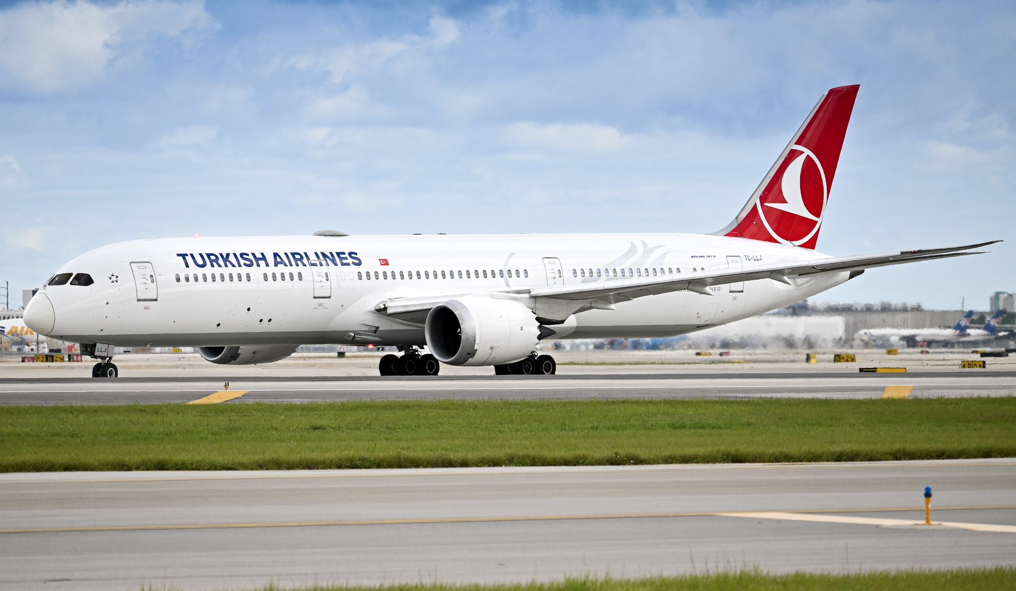 Full size: Turkish Airlines Boeing 787-9 TC-LLJ at Miami International Airport
