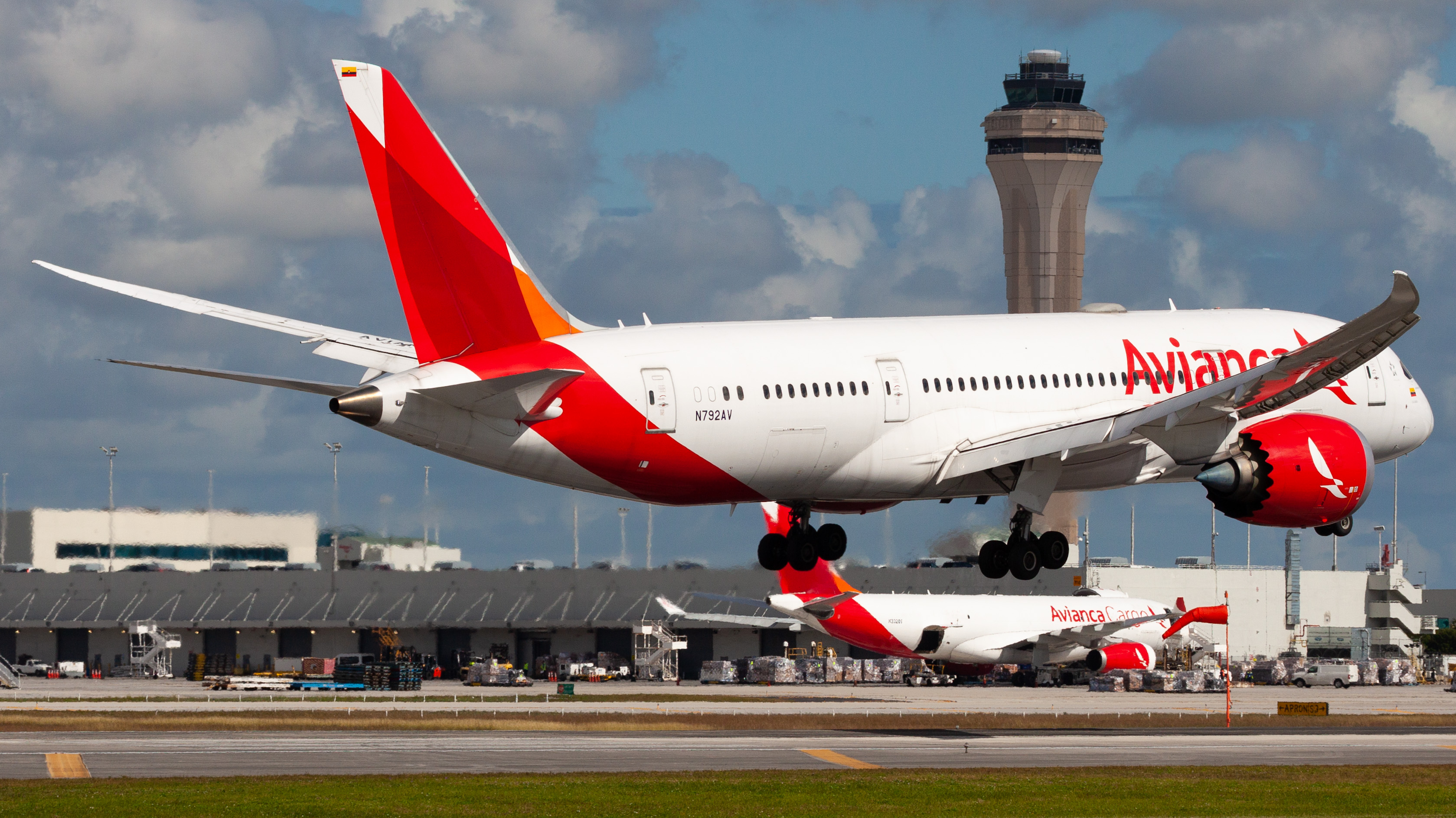 Full size: Avianca Boeing 787-8 N792AV at Miami International Airport