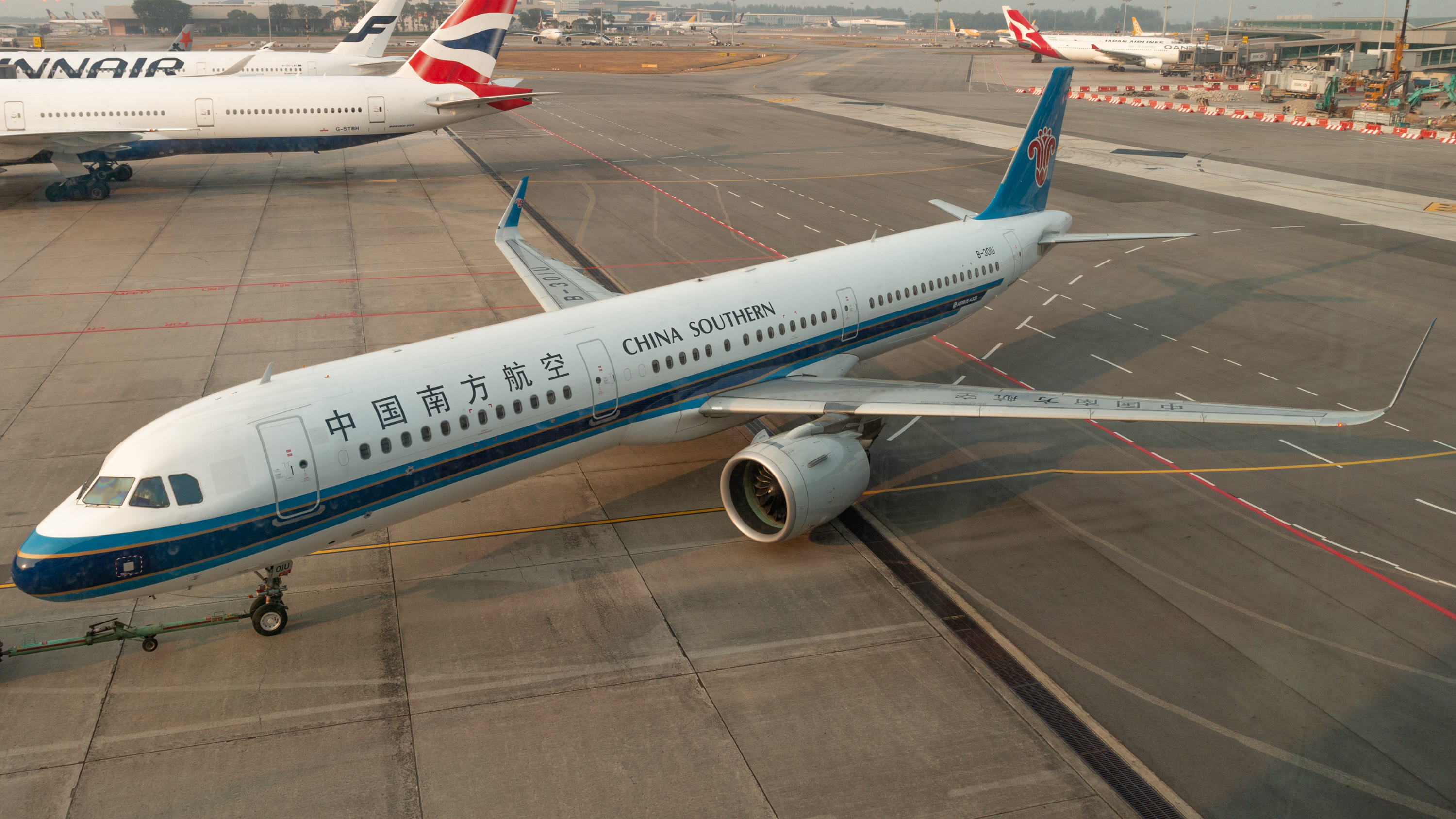 Full size: China Southern Airlines Airbus A321NEO B-301U at Singapore-Changi Airport