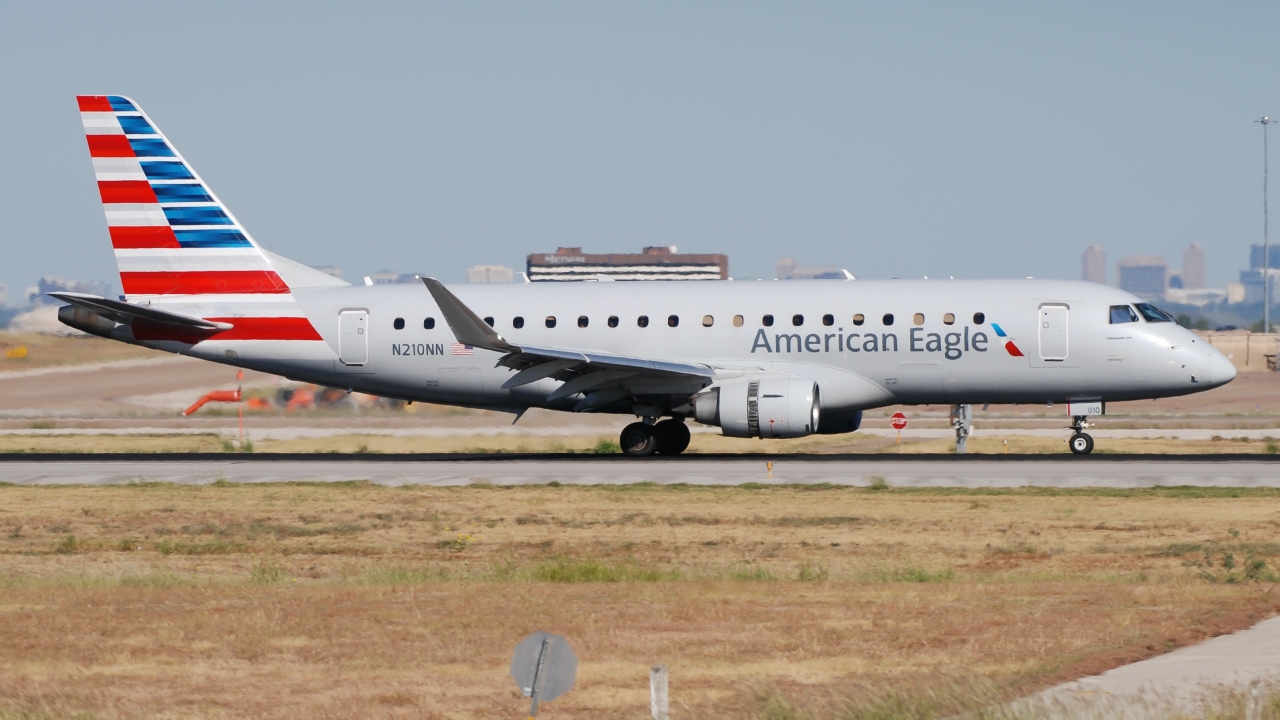 Full size: American Eagle Embraer E175 N210NN at Dallas-Fort Worth International Airport