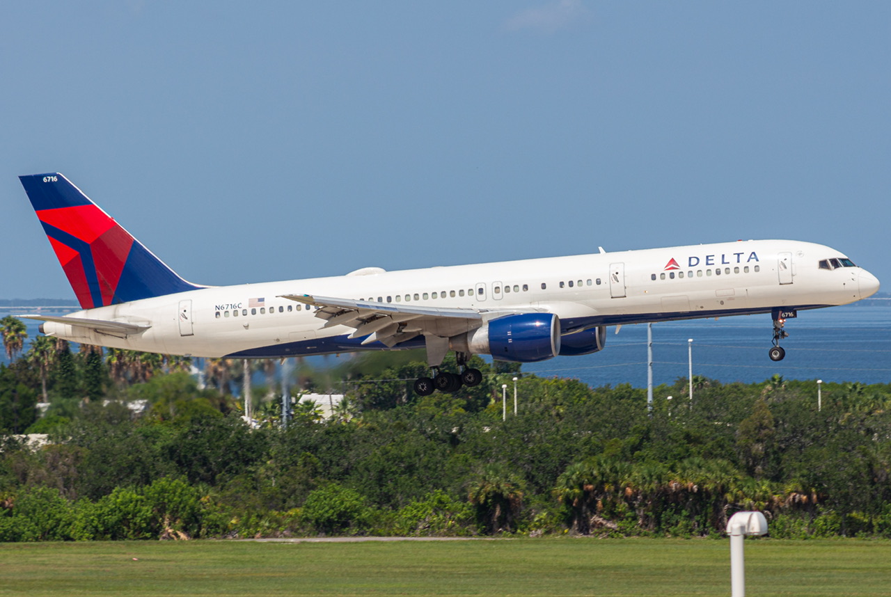 Full size: Delta Airlines Boeing 757-200 N6716C at Tampa International Airport
