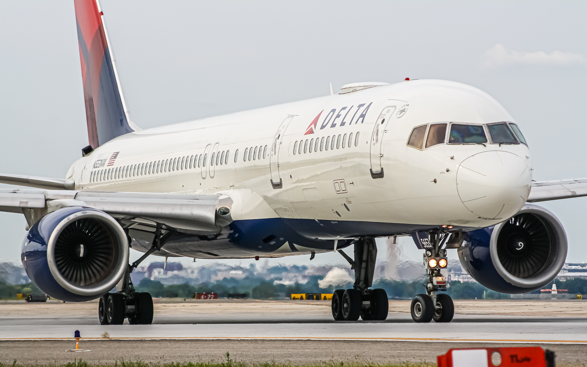 Full size: Delta Airlines Boeing 757-200 N553NW at Ronald Reagan National Airport