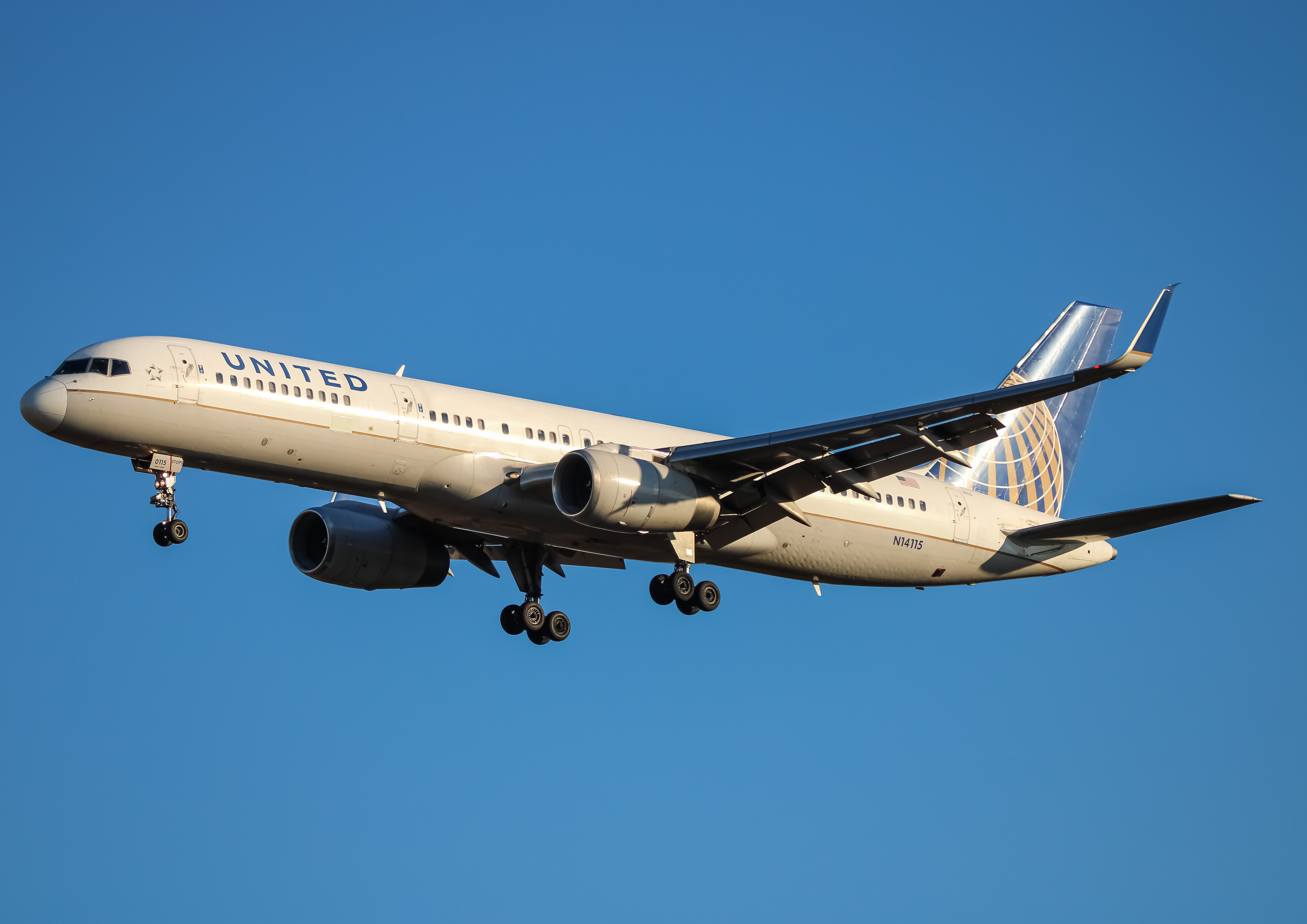 Full size: United Airlines Boeing 757-200 N14115 at Washington Dulles International Airport