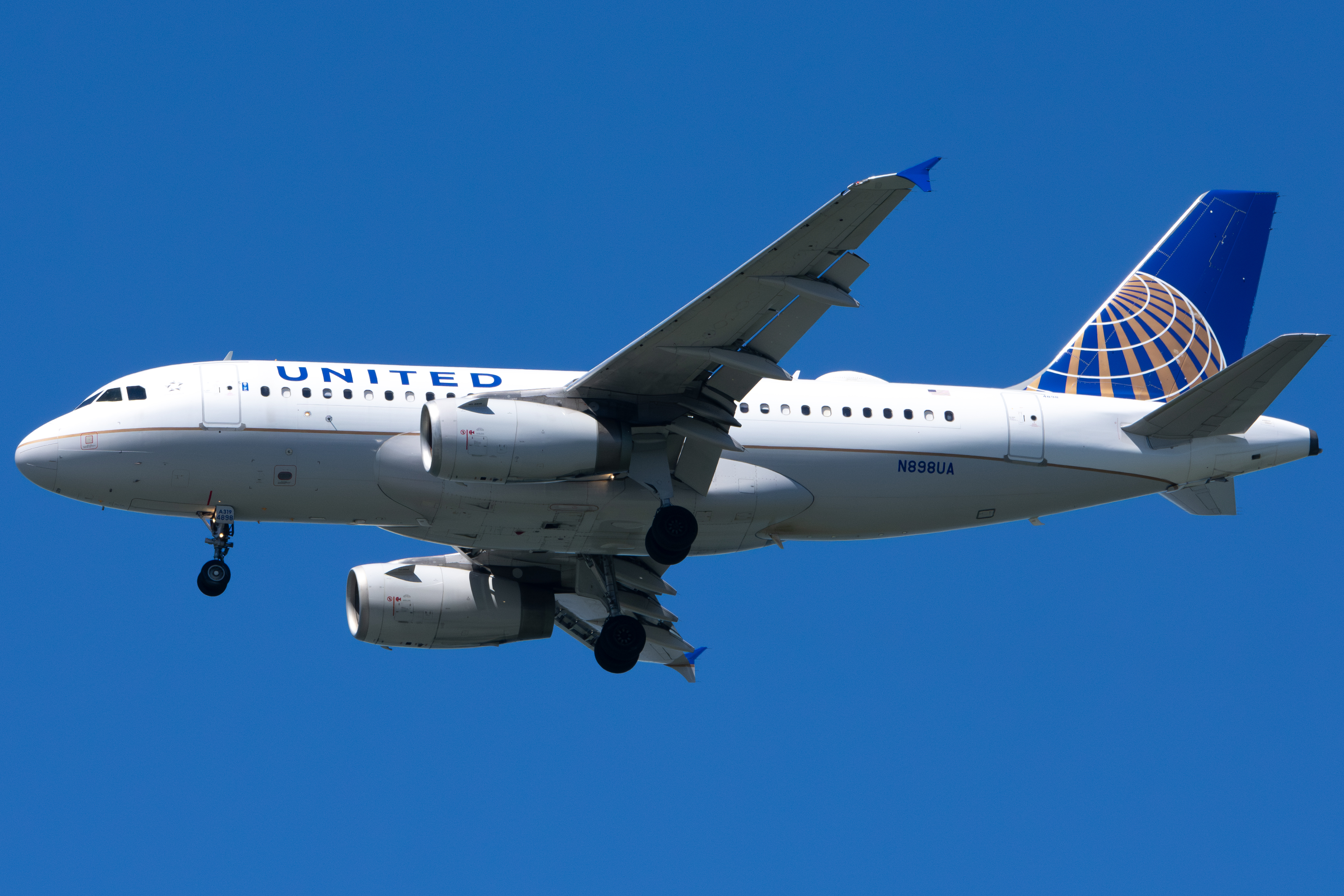 Full size: United Airlines Airbus A319 N898UA at San Francisco International Airport