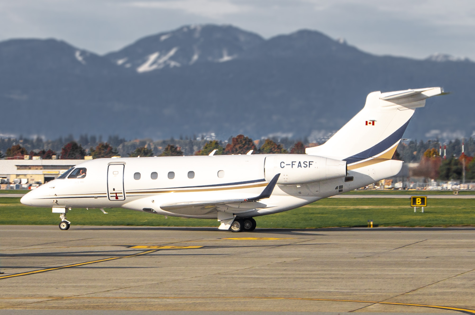 Full size: PRIVATE Embraer Legacy 450 C-FASF at Vancouver International Airport