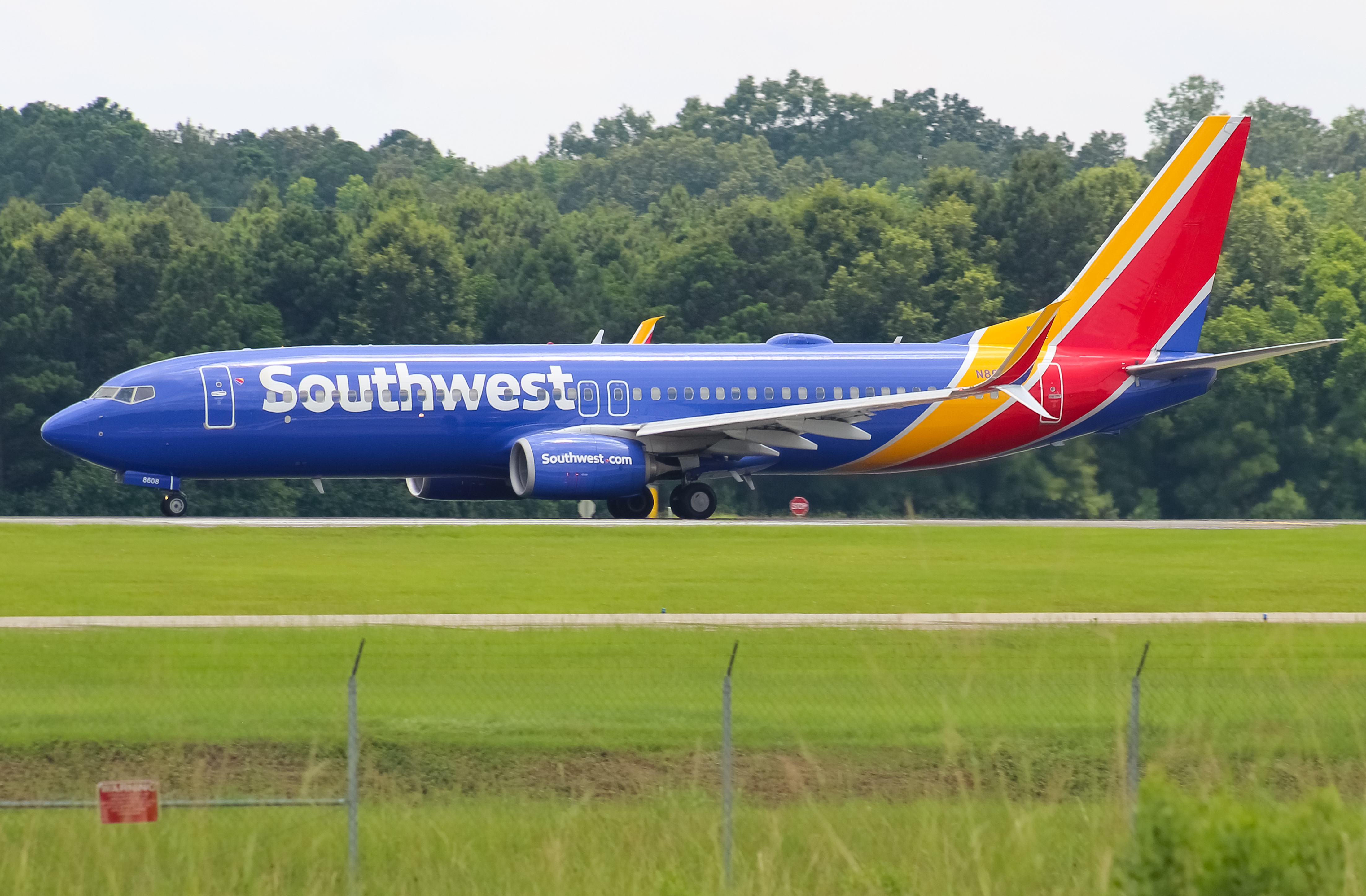 Full size: Southwest Airlines Boeing 737-800 N8608N at Savannah/Hilton Head International Airport