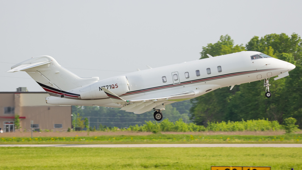 Full size: NetJets Bombardier Challenger 350  N771QS at Delaware Municipal Airport