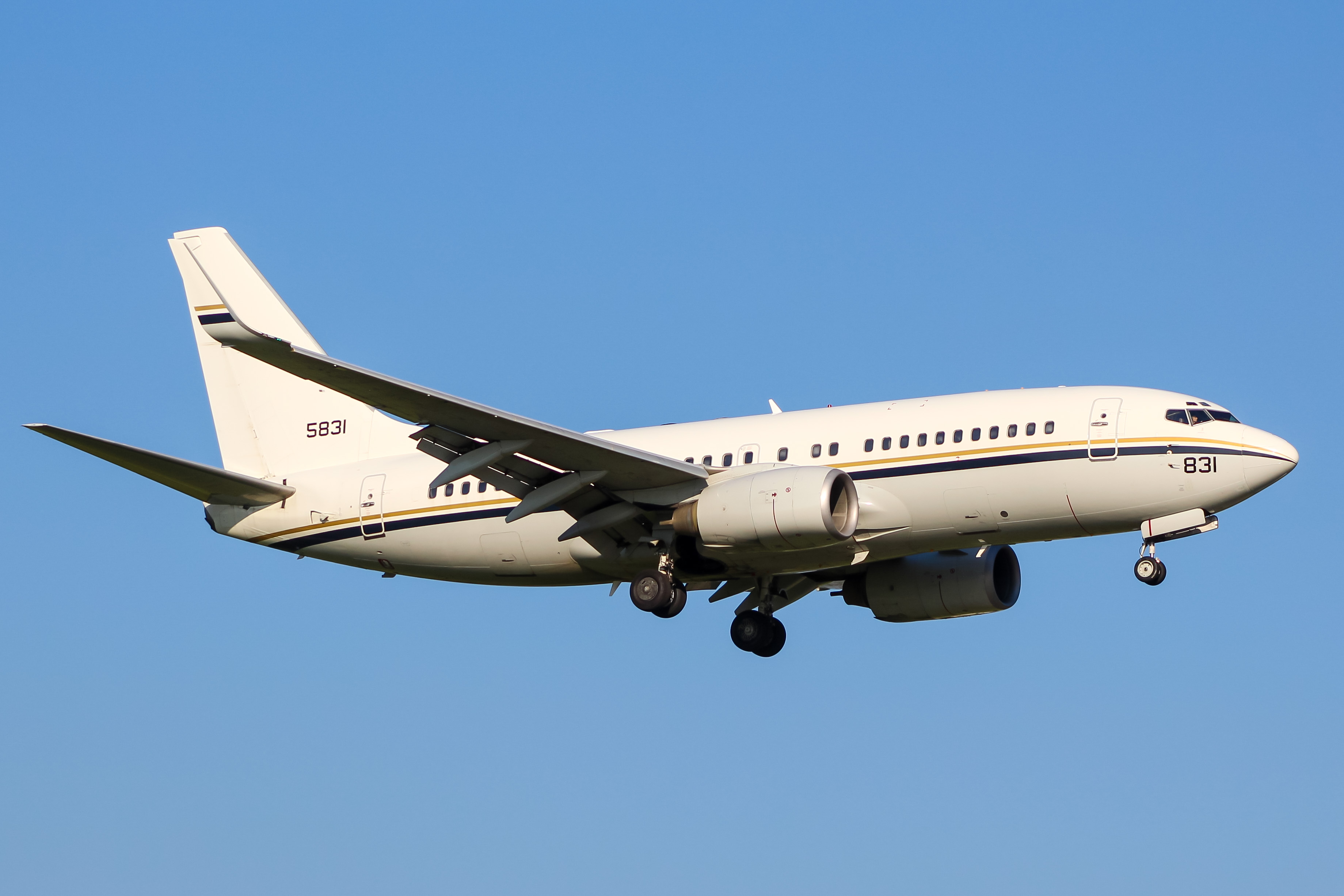 Full size: USN - United States Navy Boeing C-40 165831 at General Mitchell International Airport