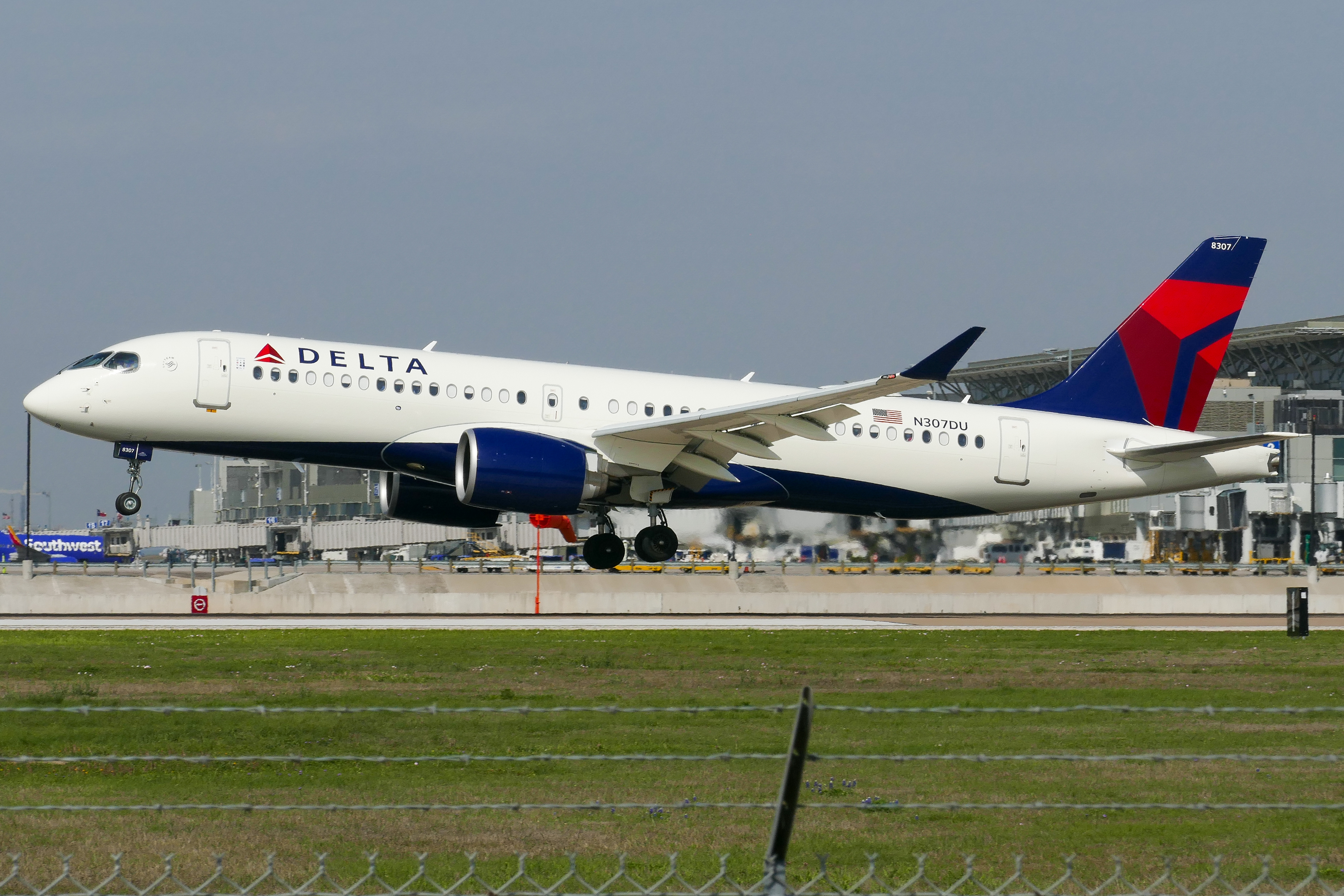 Full size: Delta Airlines Airbus A220-300 N307DU at Austin-Bergstrom International Airport