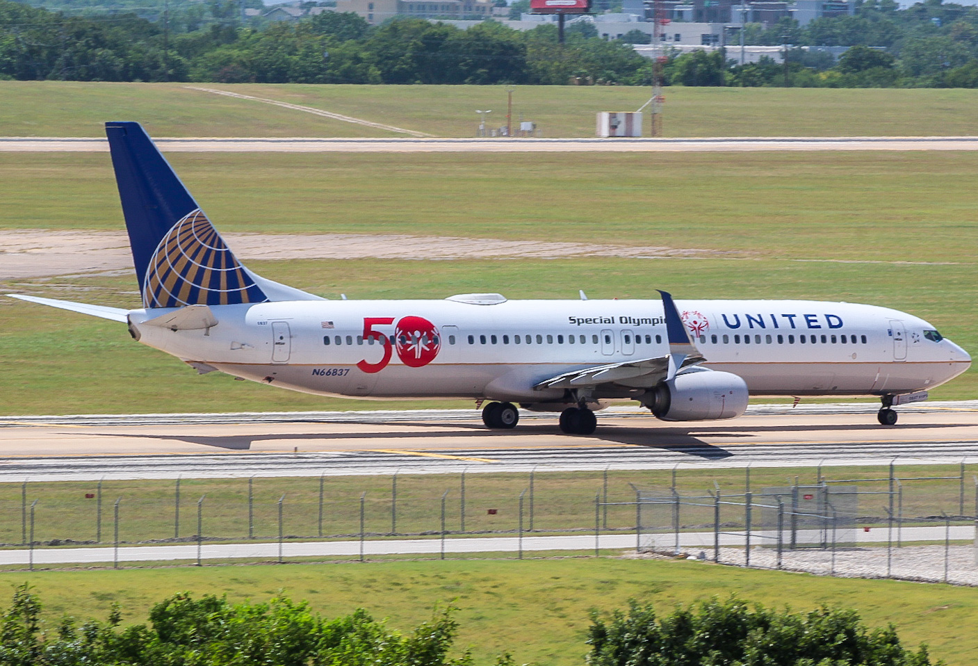 Full size: United Airlines Boeing 737-900ER N66837 at Austin-Bergstrom International Airport