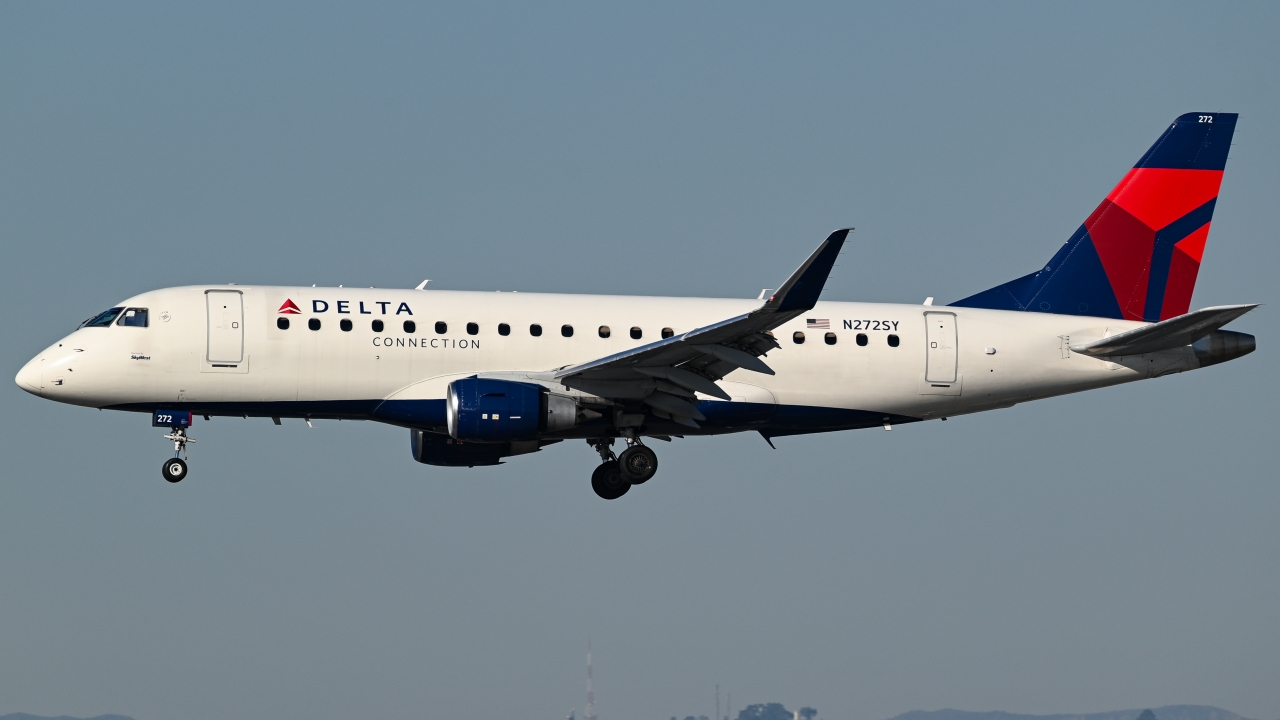 Full size: Delta Connection Embraer E175 N272SY at Los Angeles International Airport