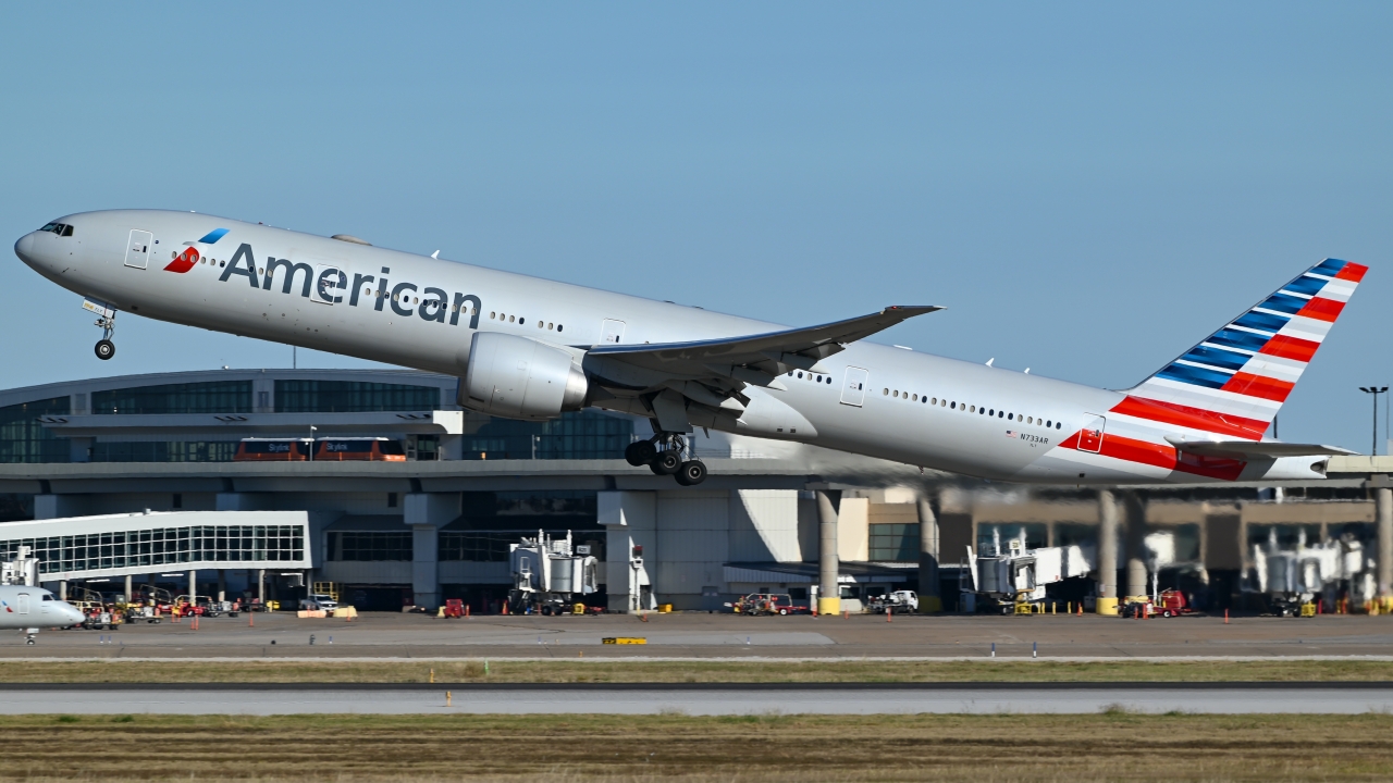 Full size: American Airlines Boeing 777-300ER N733AR at Dallas-Fort Worth International Airport