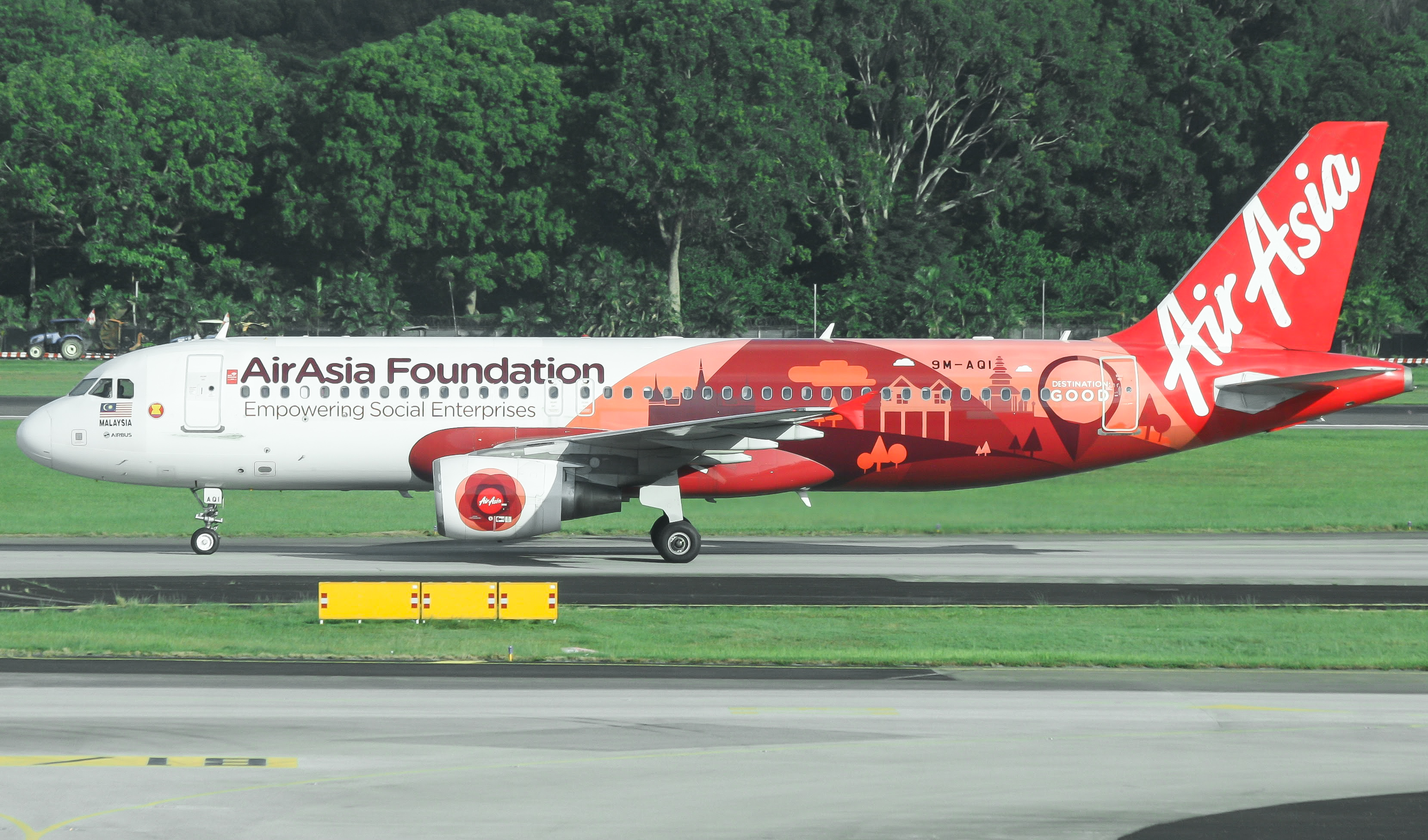 Full size: Air Asia Airbus A320-216 9M-AQI at Singapore-Changi Airport