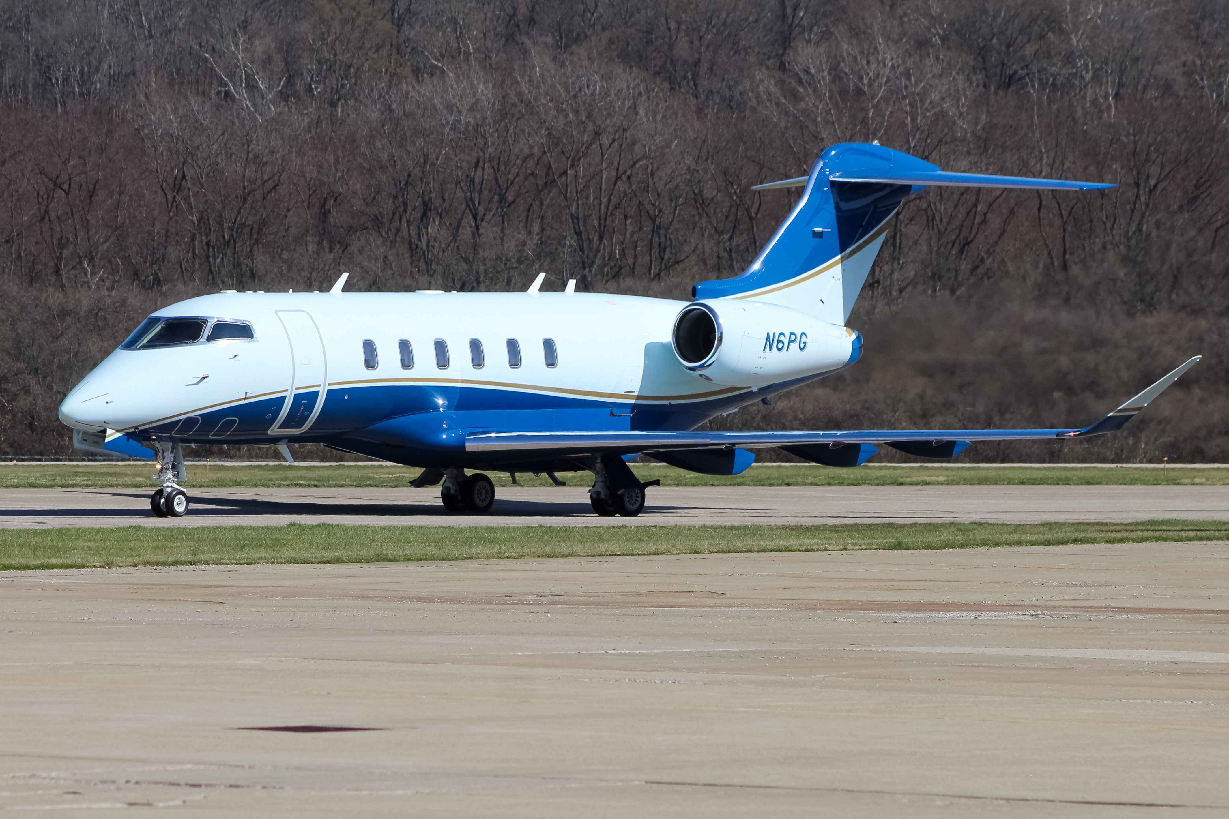 Full size: PRIVATE Bombardier Challenger 350 N6PG at Cincinnati Municipal Airport/Lunken Field