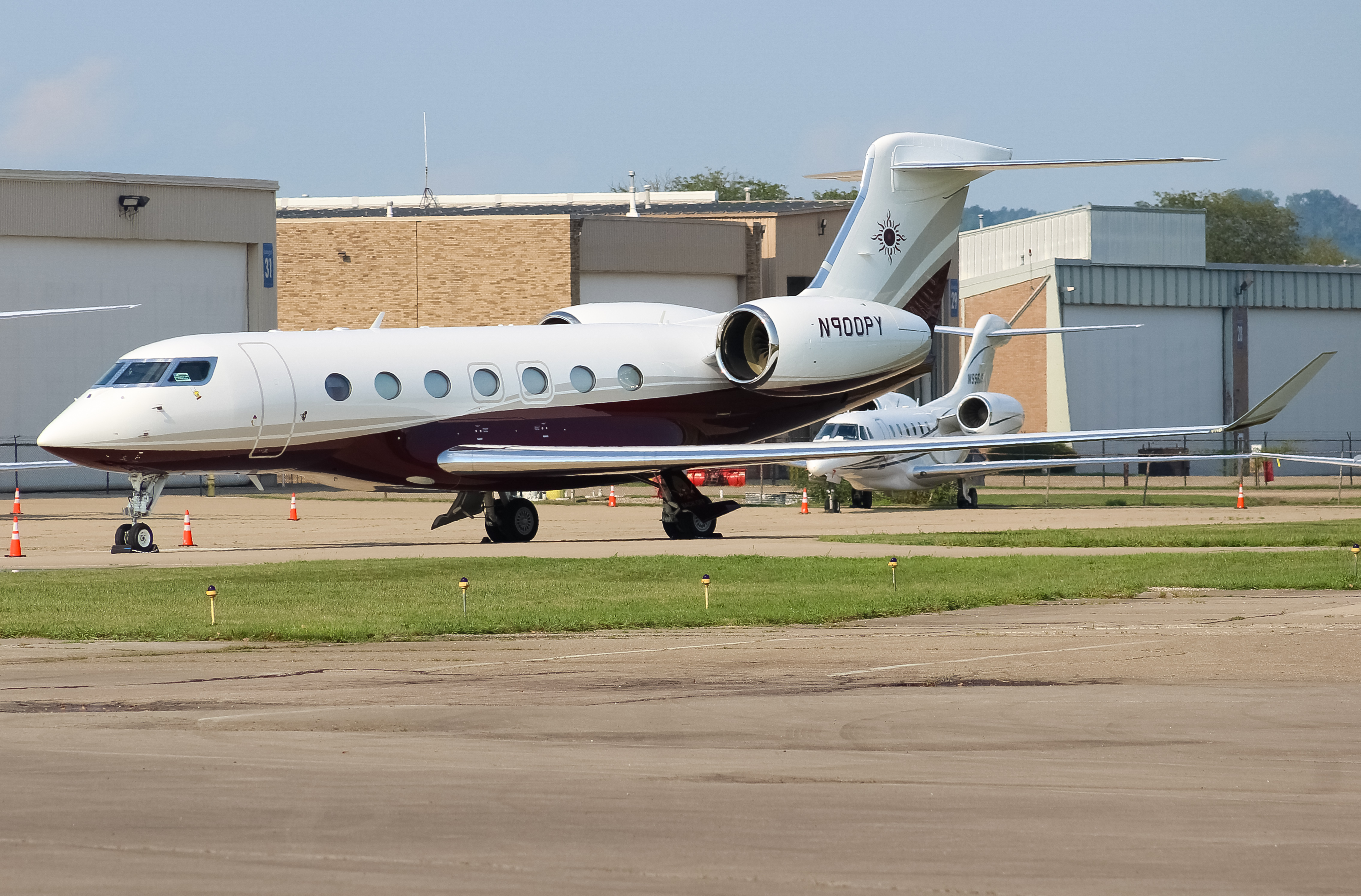 Full size: PRIVATE  Gulfstream G500 N900PY at Cincinnati Municipal Airport/Lunken Field