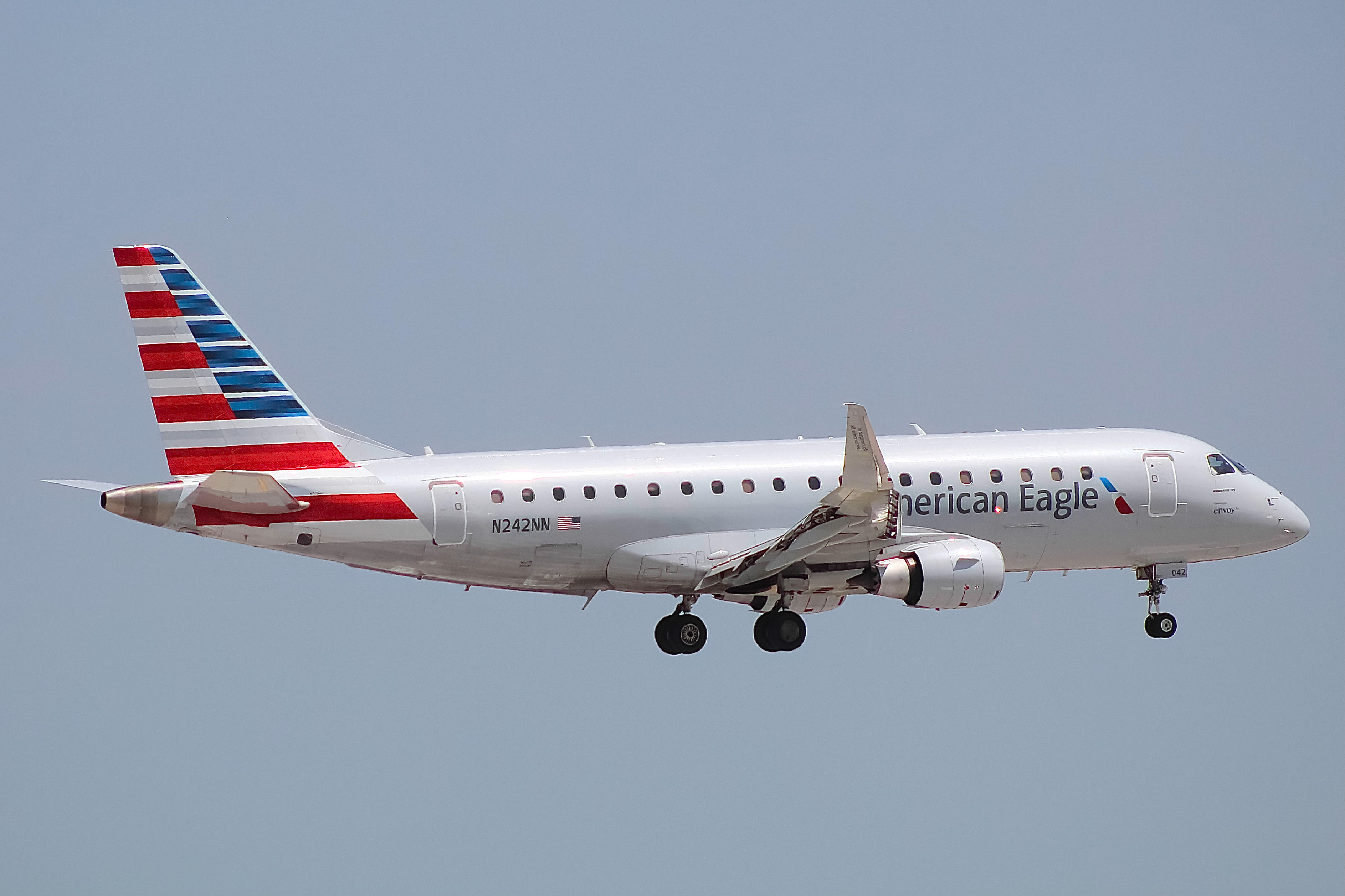 Full size: American Eagle Embraer E175 N242NN at Chicago O'Hare International Airport