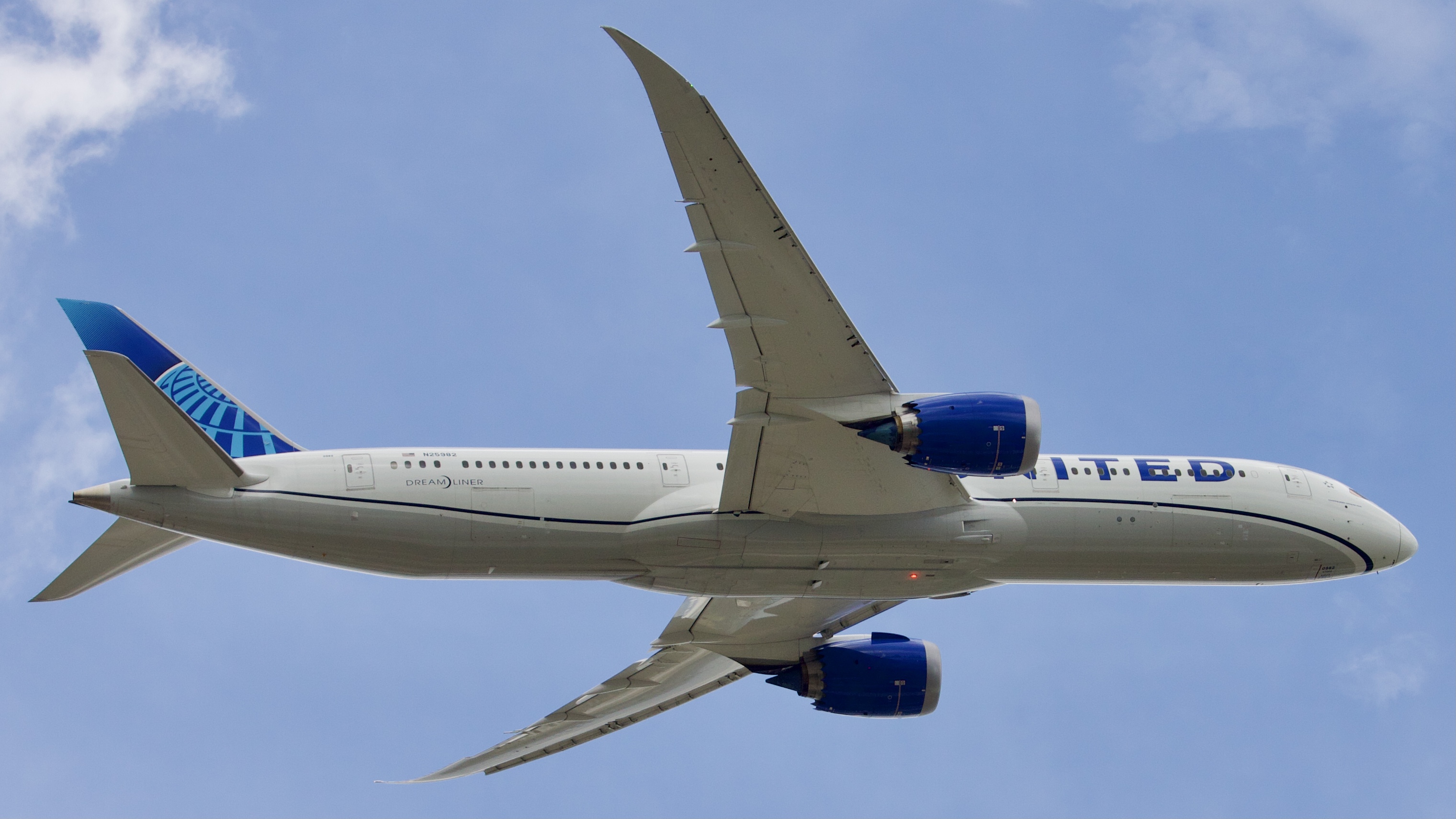 Full size: United Airlines Boeing 787-9 N25982 at Houston-George Bush Intercontinental Airport