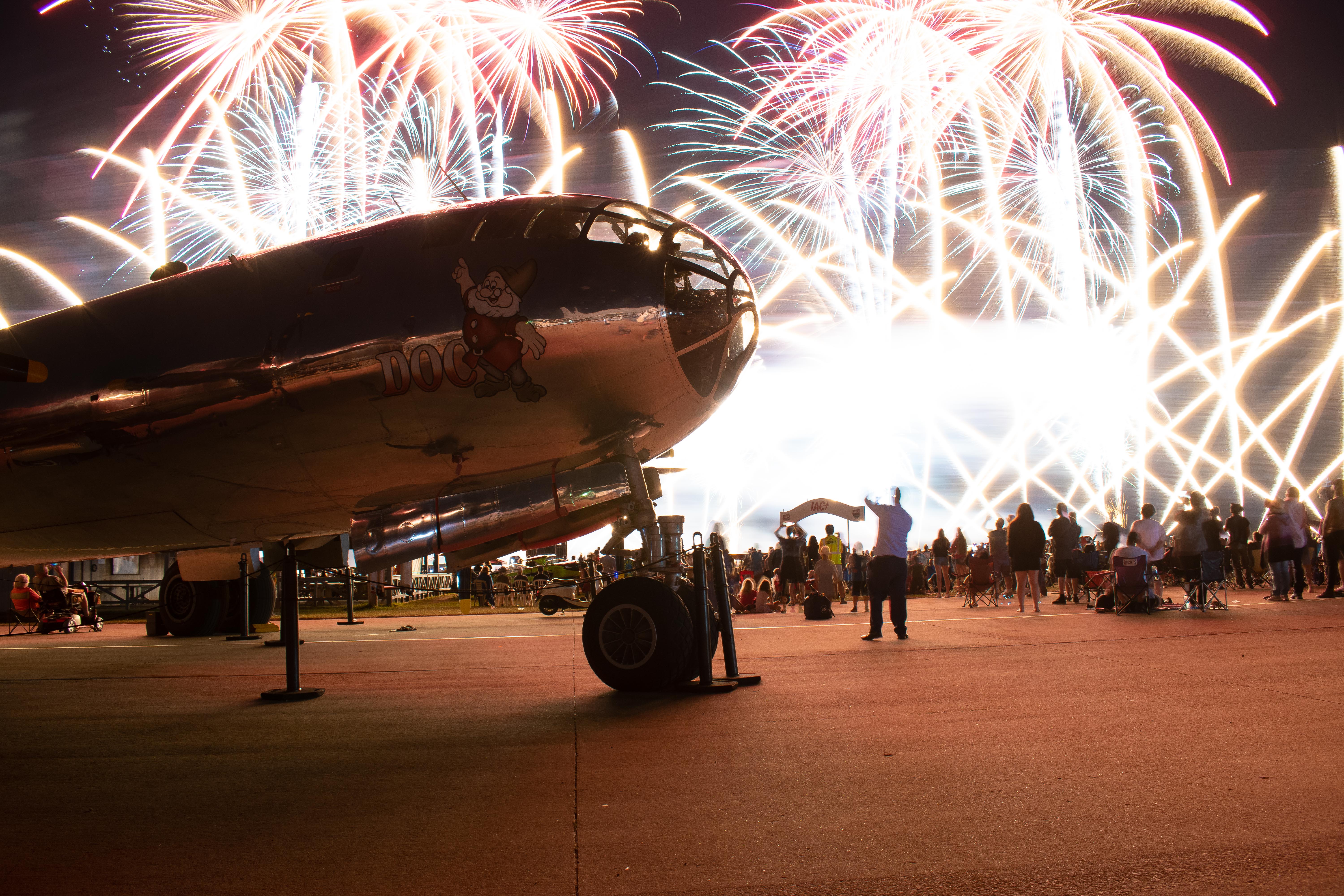 Full size: PRIVATE Boeing B-29 SuperFortress N69972 at Wittman Regional Airport
