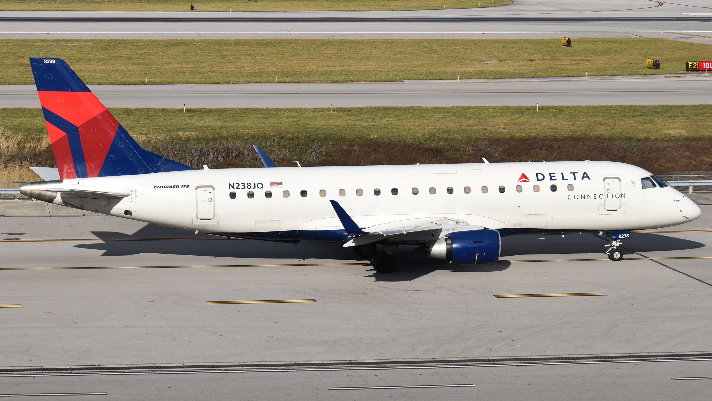 Full size: Delta Connection Embraer E175 N238JQ at John Glenn Columbus International Airport