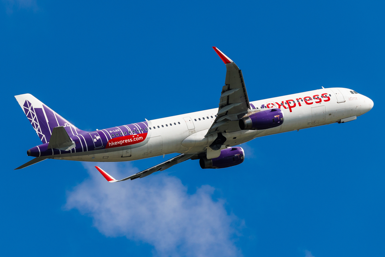 Full size: Hong Kong Express Airbus A321-200 B-LEE at Hong Kong International Airport