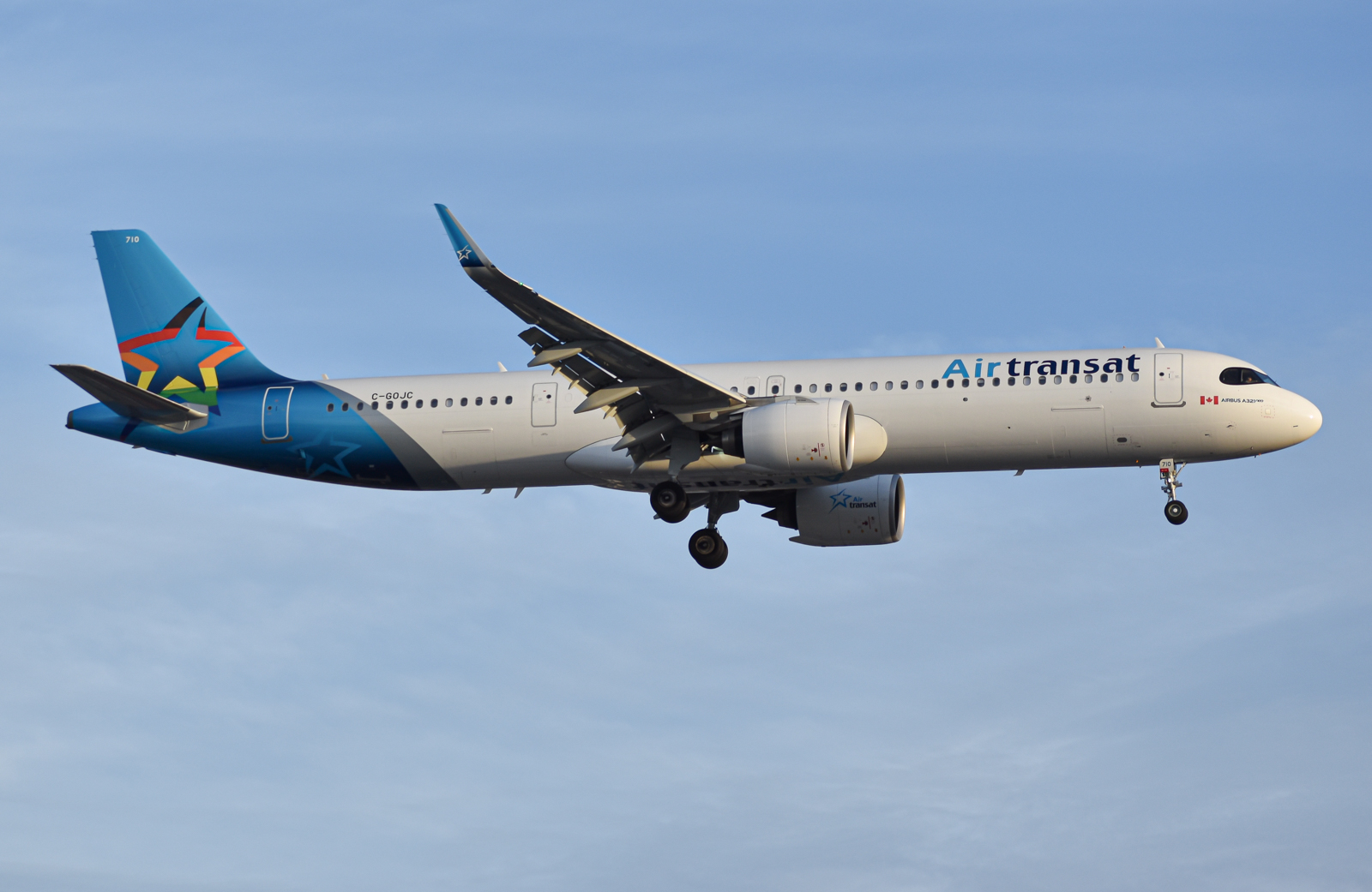 Full size: Air Transat Airbus A321NEO C-GOJC at Lester B Pearson International Airport