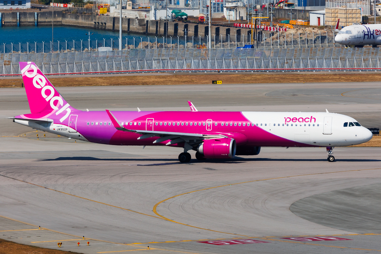 Full size: Peach Air Airbus A321NEO JA902A at Hong Kong International Airport