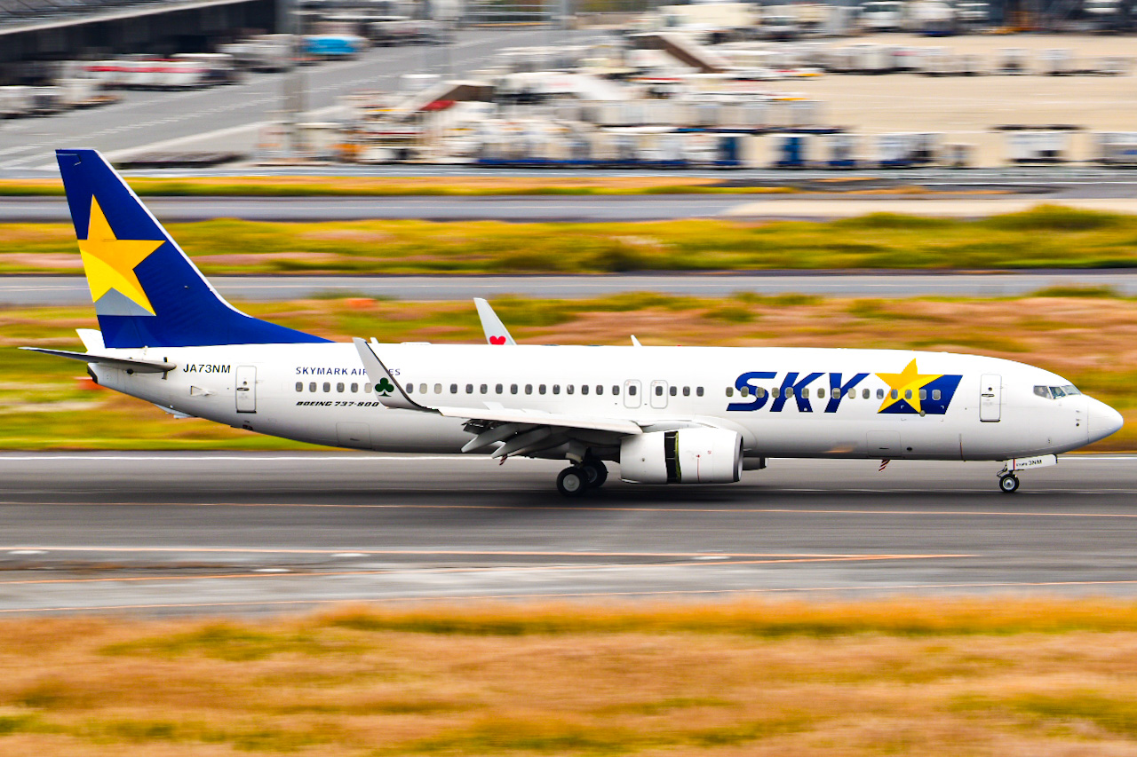Full size: SkyMark Boeing 737-800 JA73NM at Tokyo-Haneda Airport