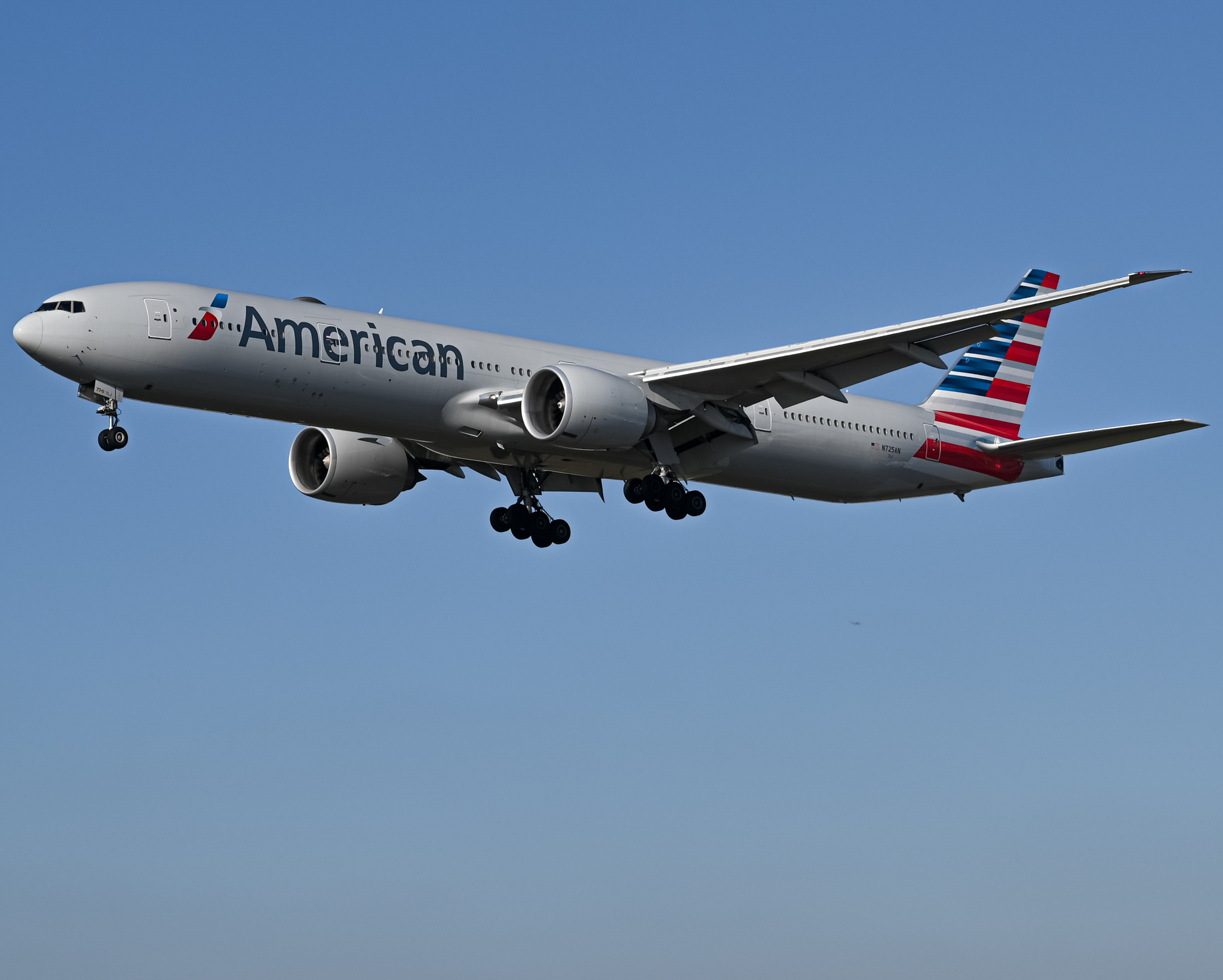 Full size: American Airlines Boeing 777-300ER N725AN at Los Angeles International Airport
