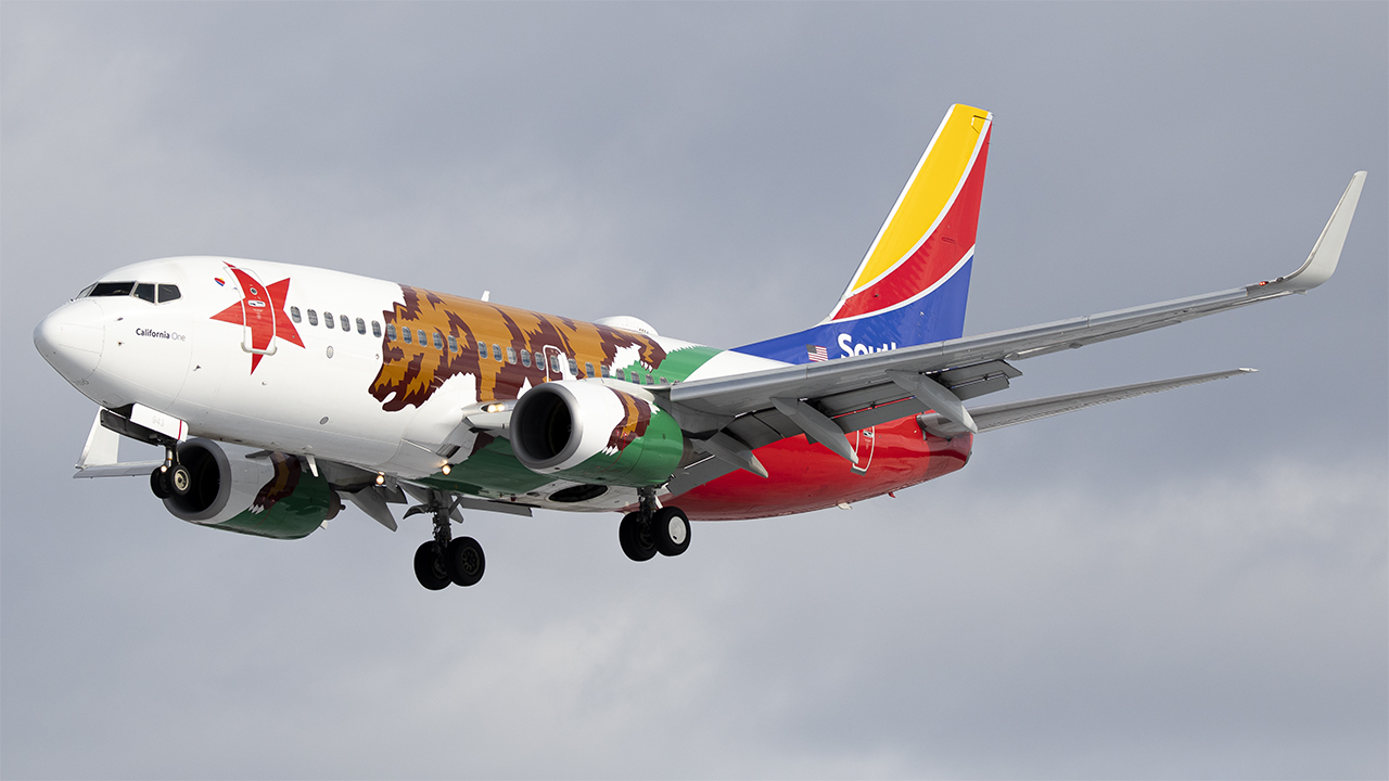 Full size: Southwest Airlines Boeing 737-700 N943WN at Baltimore/Washington International Thurgood Marshall Airport