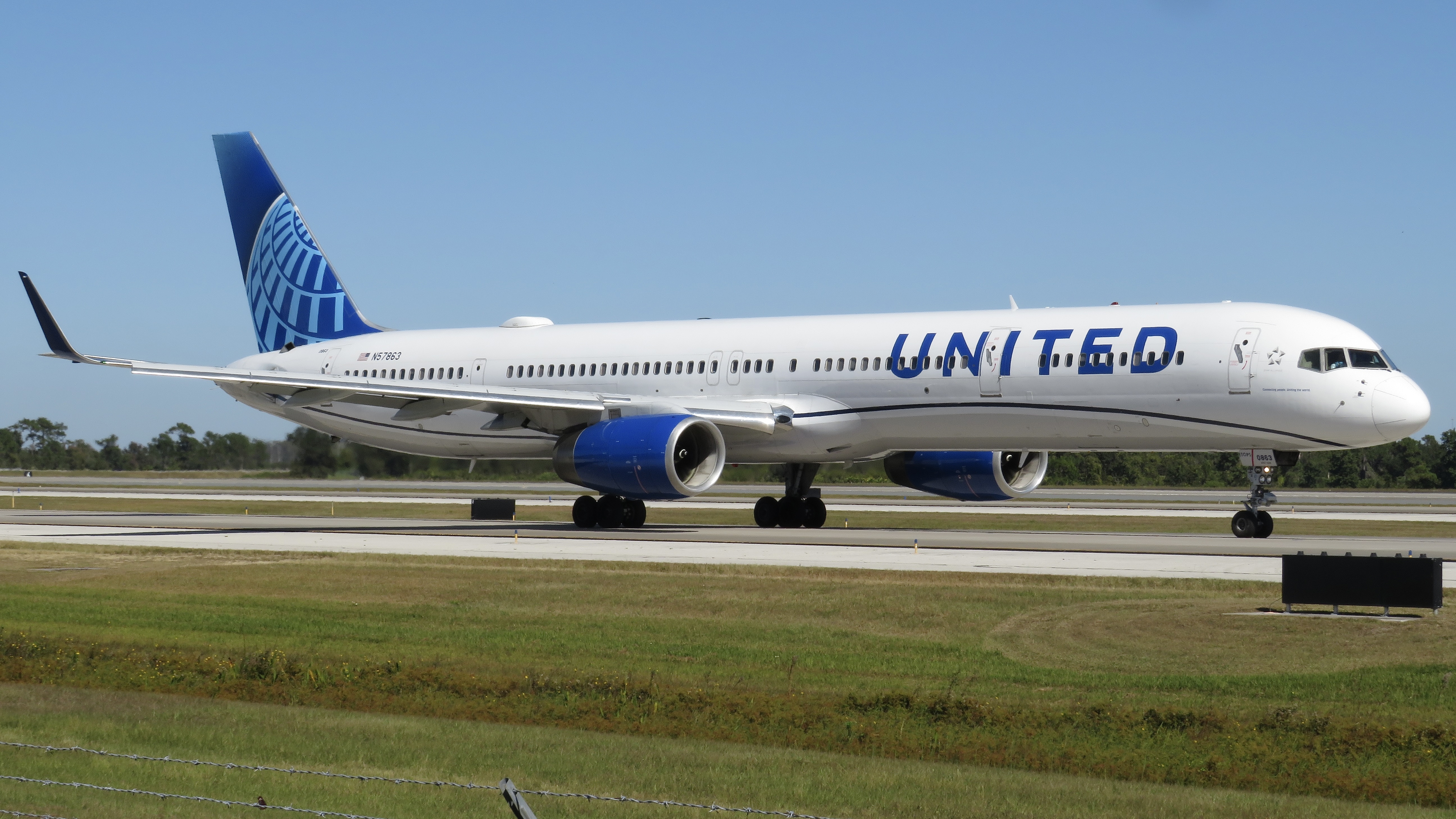 Full size: United Airlines Boeing 757-300 N57863 at Orlando International Airport