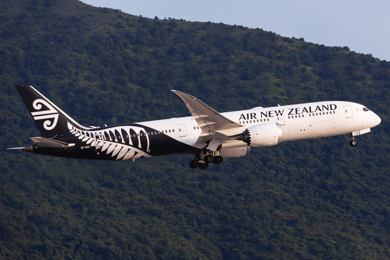 Full size: Air New Zealand Boeing 787-9 ZK-NZC at Hong Kong International Airport