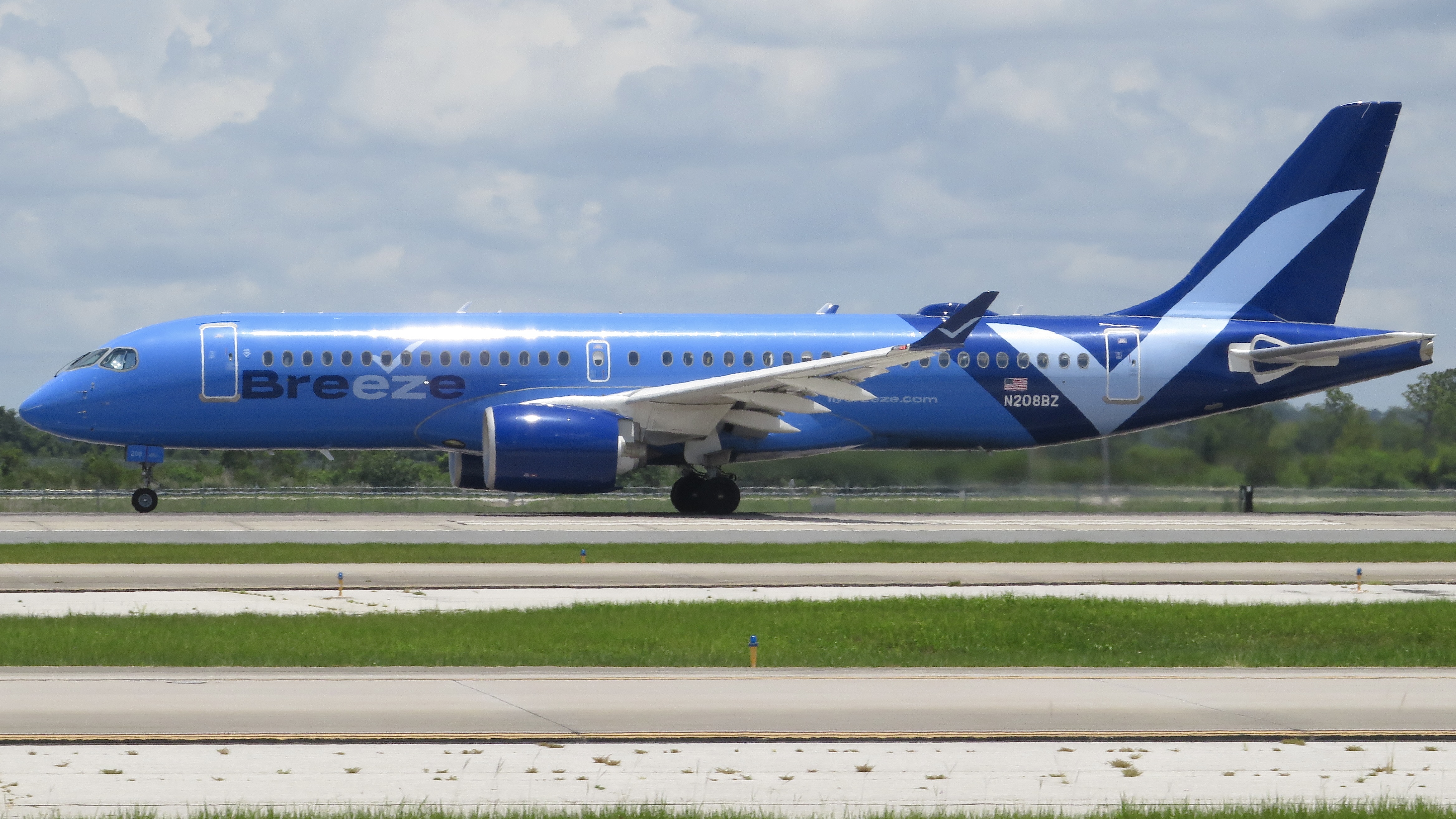 Full size: Breeze Airways Airbus A220-300 N208BZ at Orlando International Airport