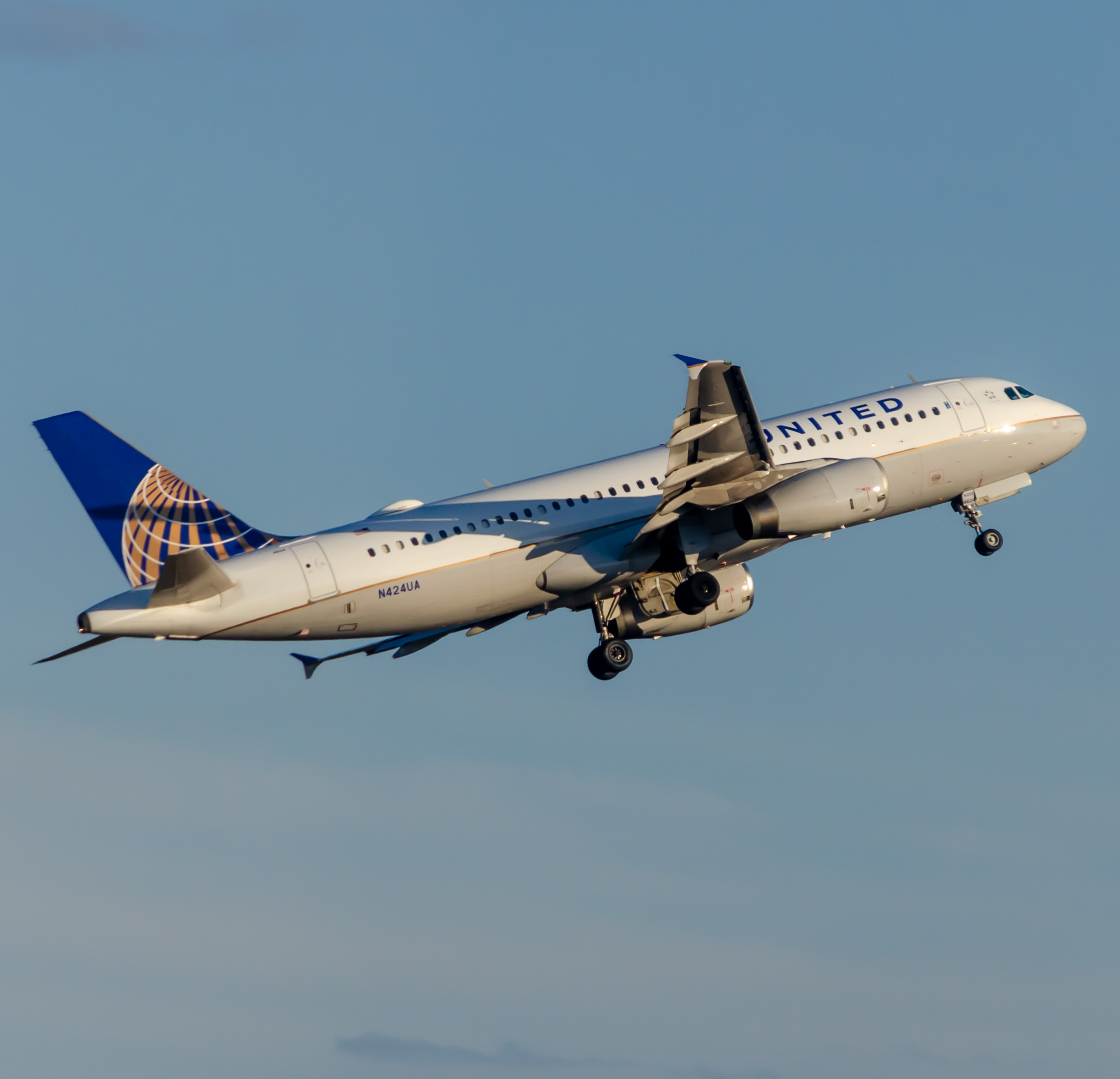 Full size: United Airlines Airbus A320 N424UA at Newark Liberty International Airport